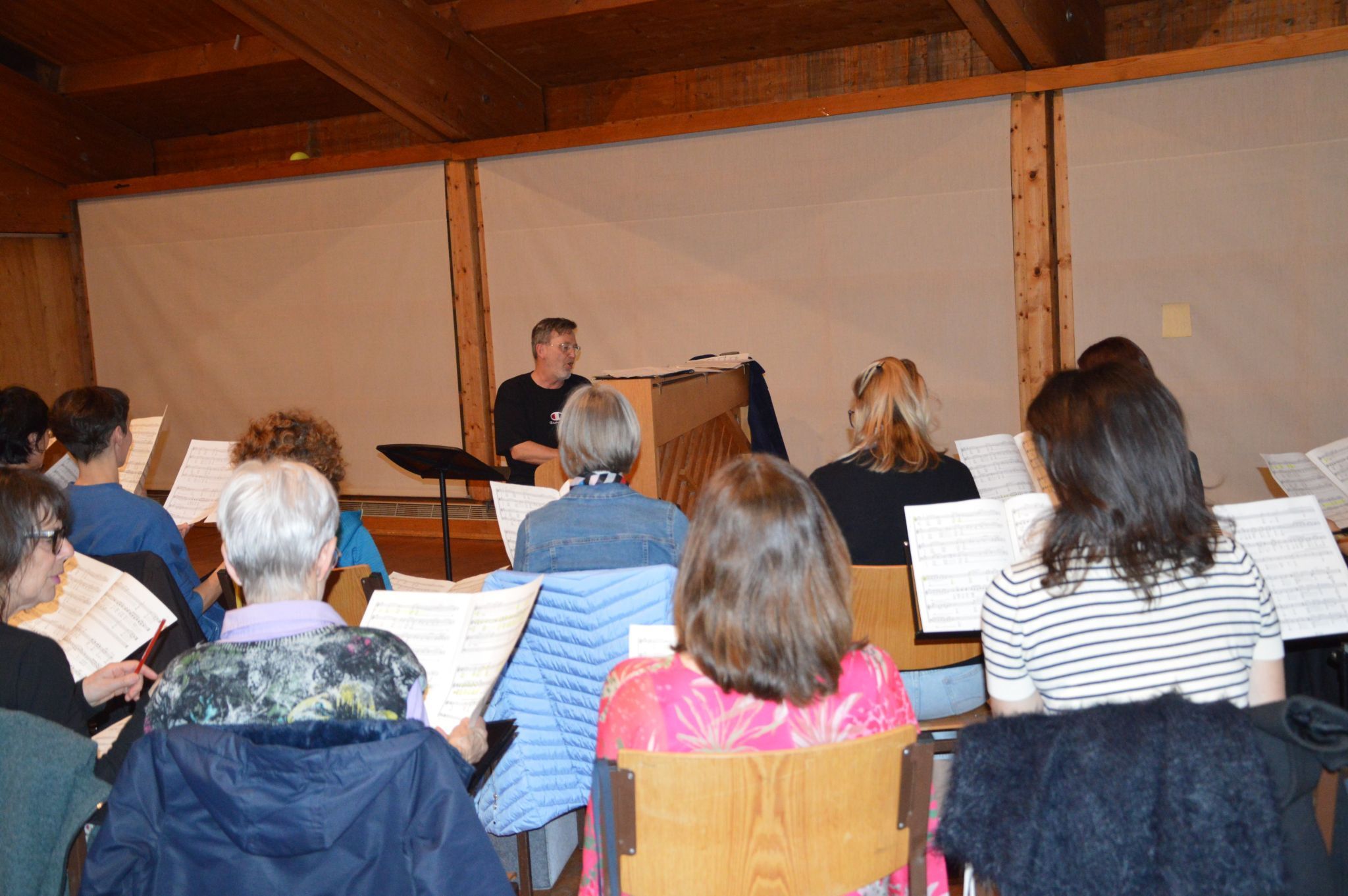 Gespannt lauschen die Chormitglieder den Anweisungen des Chorleiters.