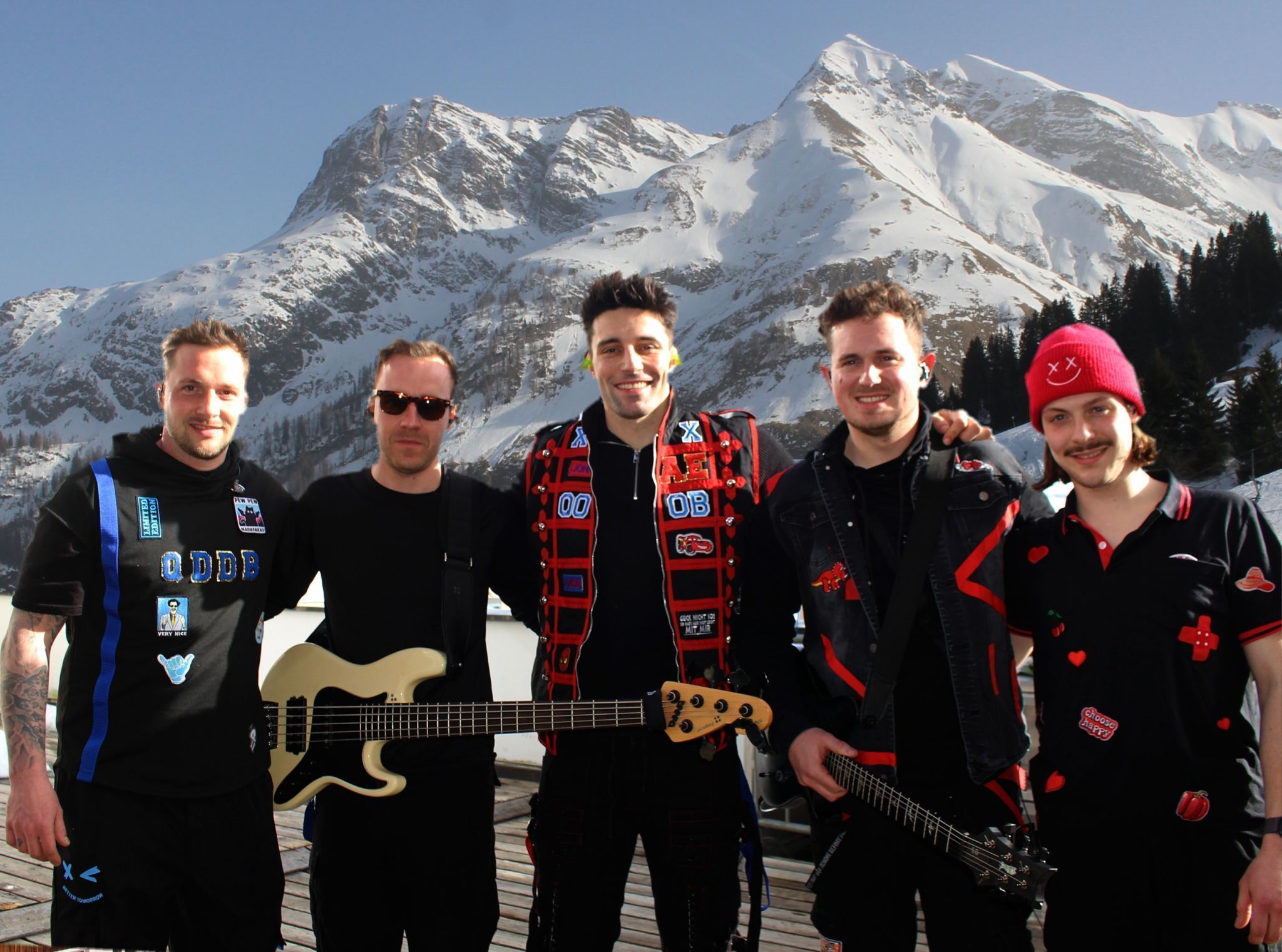 Alexander Eder (Mitte) ist der unumstrittene Social-Media-Star. Mit ihm stehen seit Jahren vier ehrgeizige Kollegen auf der Bühne – v. l.: Daniel Schatz (Schlagzeug), Jakob Plockberger (Bass), Lukas Husak (Gitarre) und Alexander Bauer (Keyboard).   