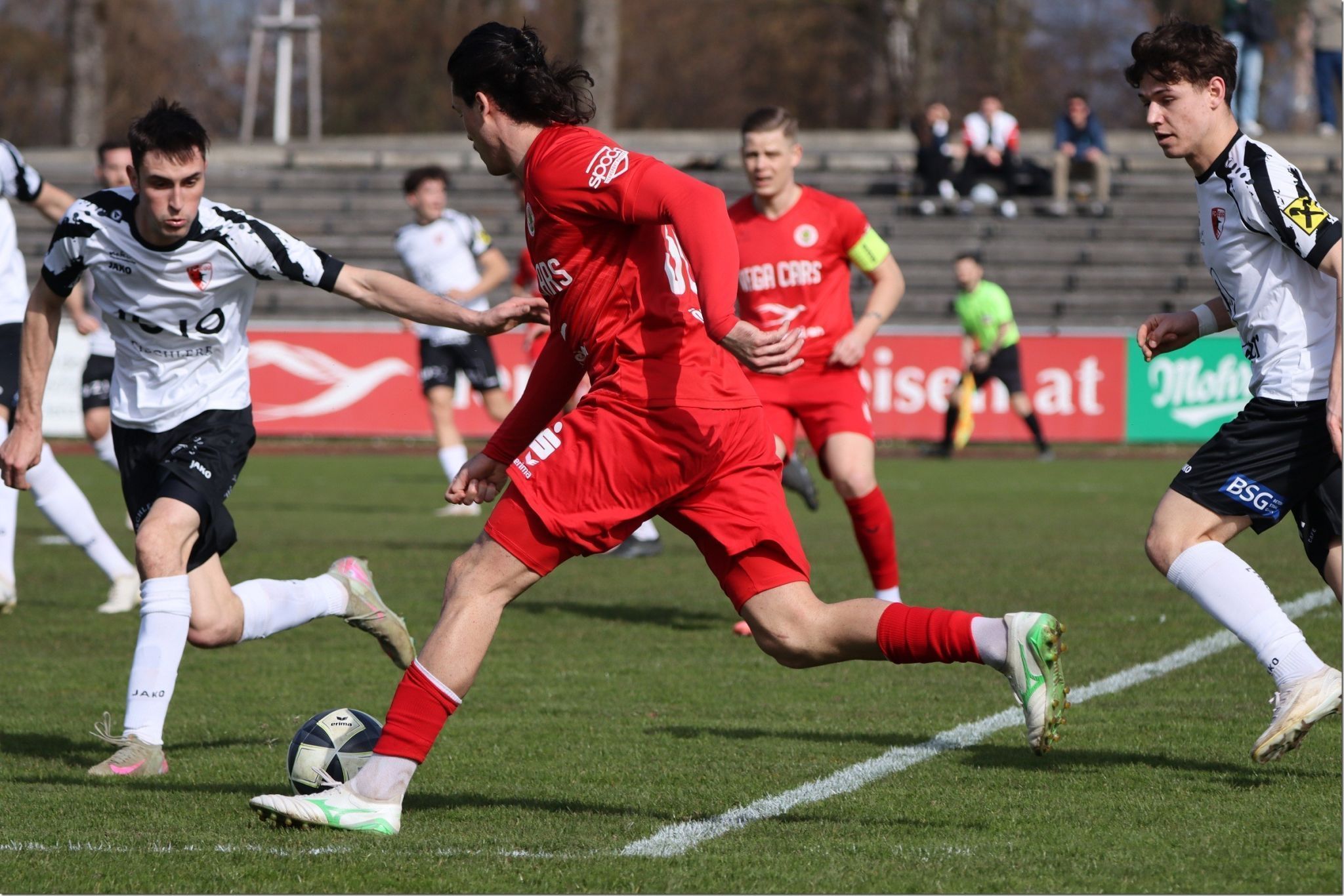 Nicolai Bösch stürmt auf der Außenbahn.KNOBEL