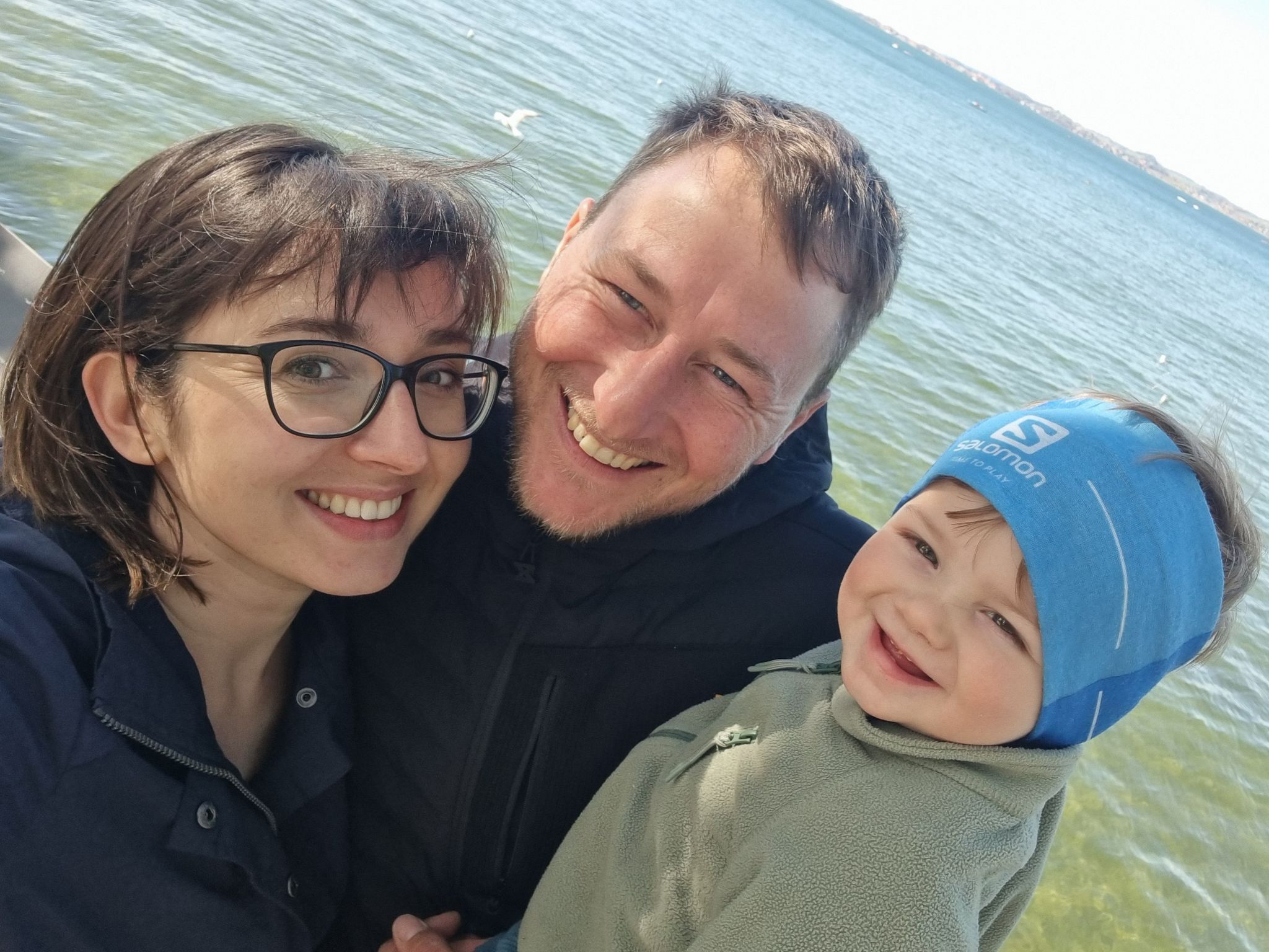 Ana und Fridolin machen gerne Ausflüge mit ihrem kleinen Elias, wie hier an den Bodensee. © Hagspiel