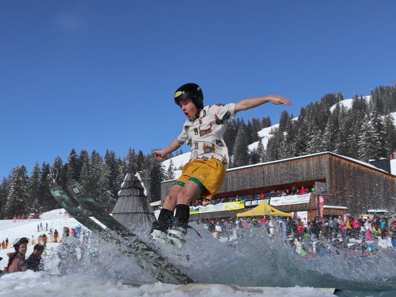 Pflatsch-Nass oder mit Technik über 20 Meter langes Wasserbecken gleiten. 