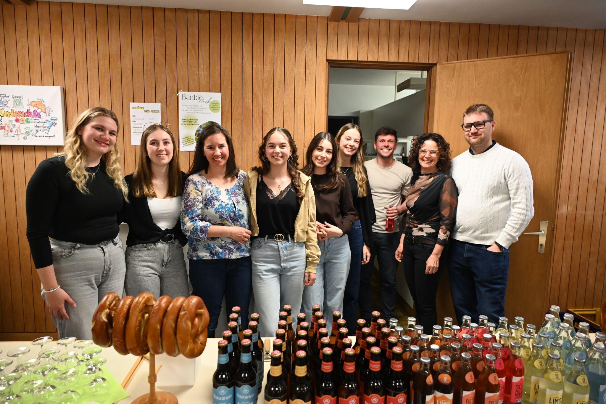Ilga Schnell-Falch und Fredrik Detter vom Kulturausschuss (rechts im Bild) mit ihren Helfern beim Kabarettabend.