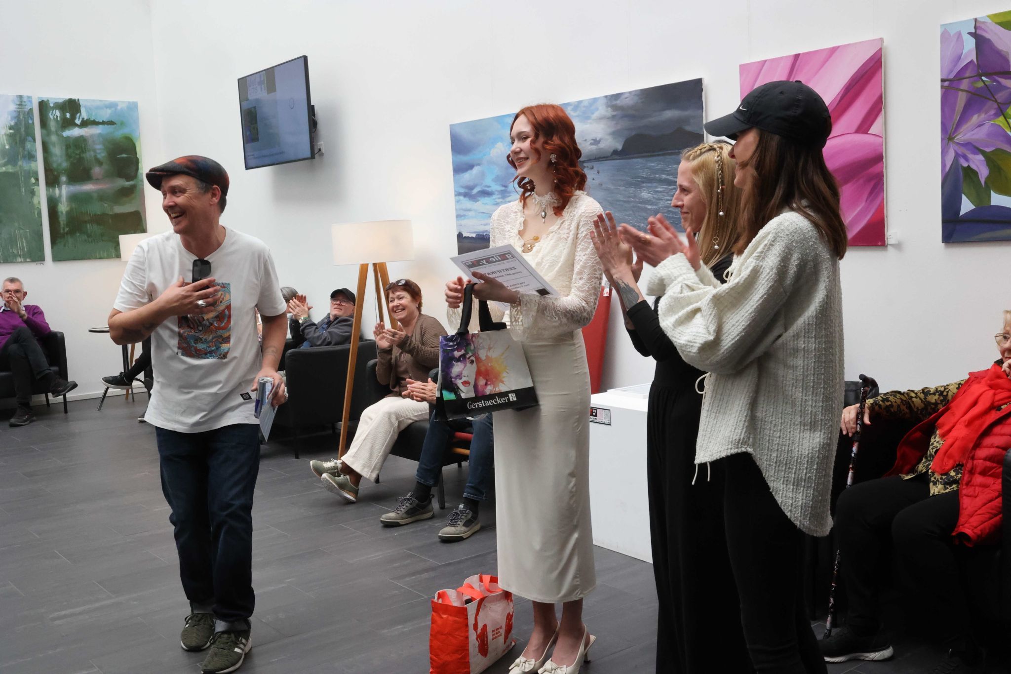 Andreas Ender bittet um Applaus für die young.ART-Gewinnerin..