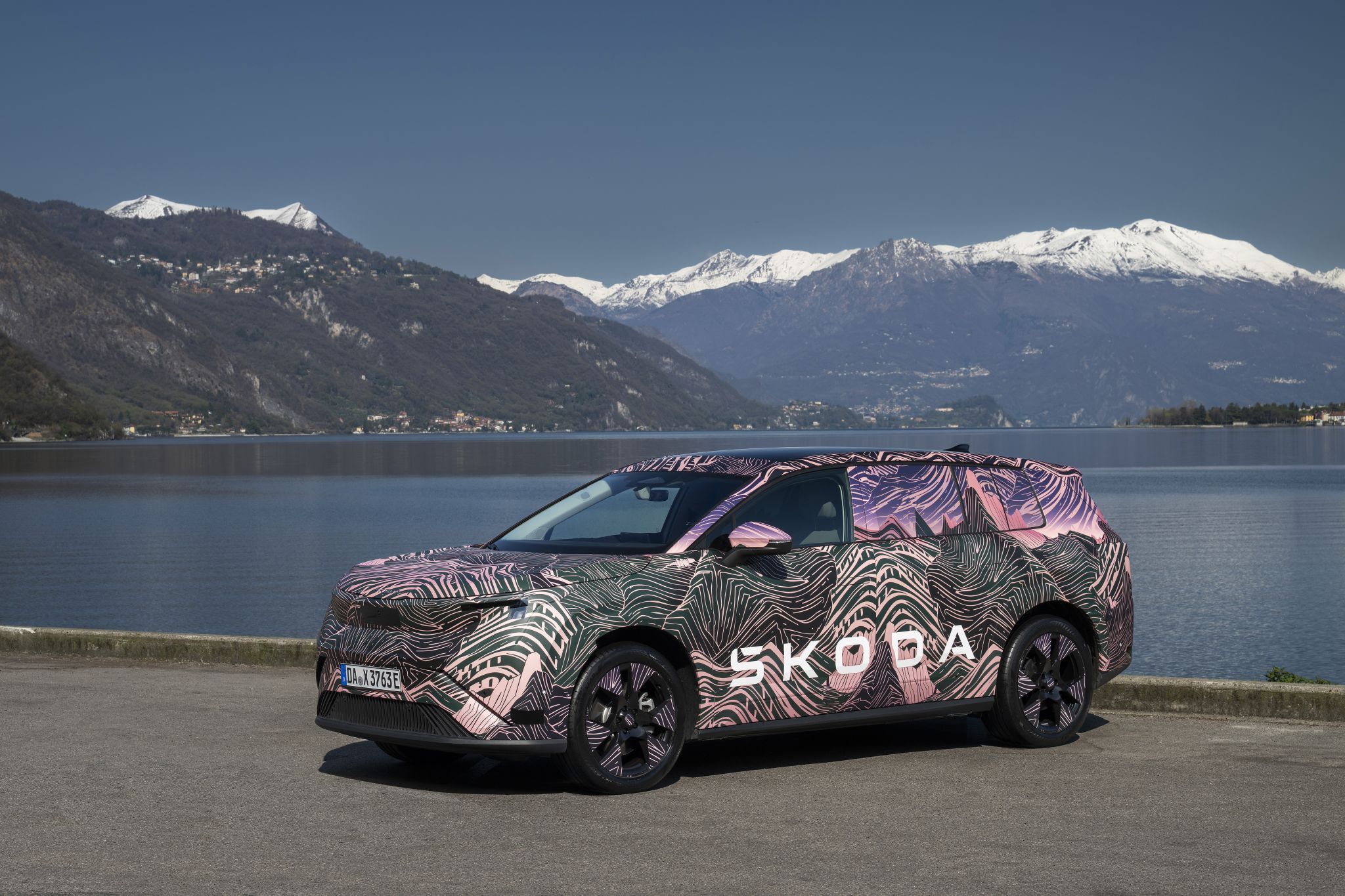 Der Peaq, hier noch mit Tarn-Beklebung, markiert künftig nicht nur namentlich die Spitze der Skoda-Palette. Der rund 4,9 Meter lange Stromer rundet das Marken-Angebot ab Sommer 2026 ab