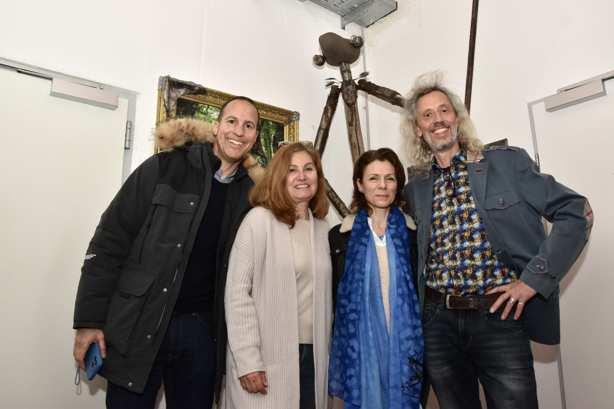 Künstler Marcel Dengel mit Vernissagebesuchern