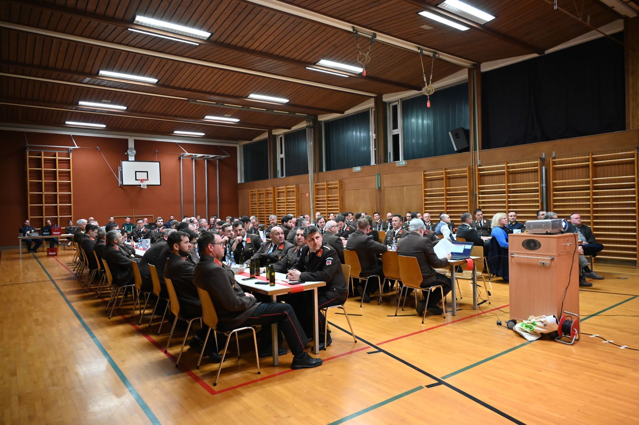 Kommandanten und Stellvertreter und Gäste bei der Dienstbesprechung in der Klostertalhalle.