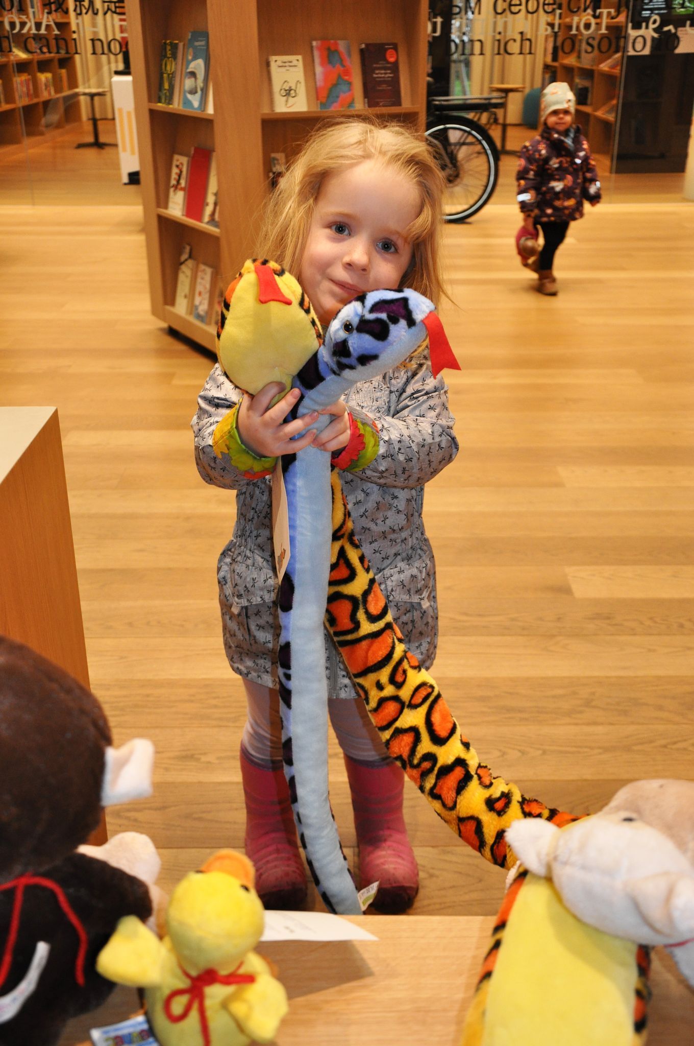 Marie-Fleur fand auf Anhieb eine Kuscheltierfreundin für ihre Schlange. 