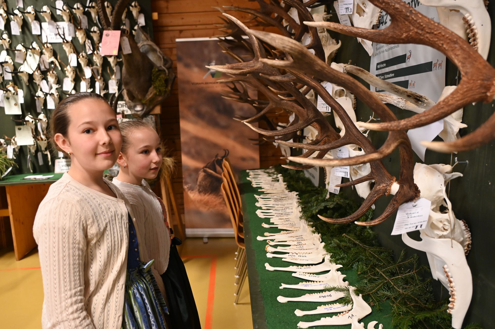 Angelika und Sophia bestaunten die ausgestellten Trophäen.