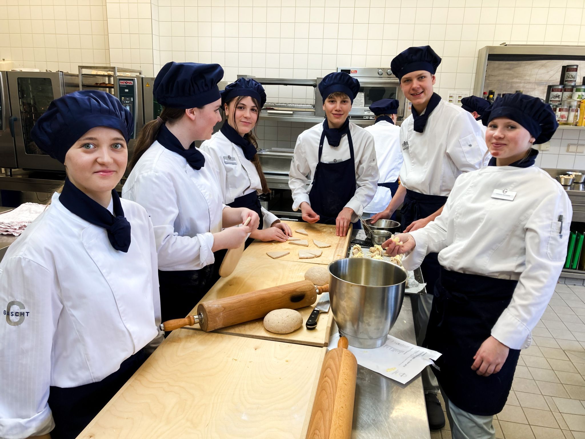 Die Schüler der GASCHT - hier am Standort Bludenz - unterstützen durch ihre Brotback-Aktion Kinder in Not.