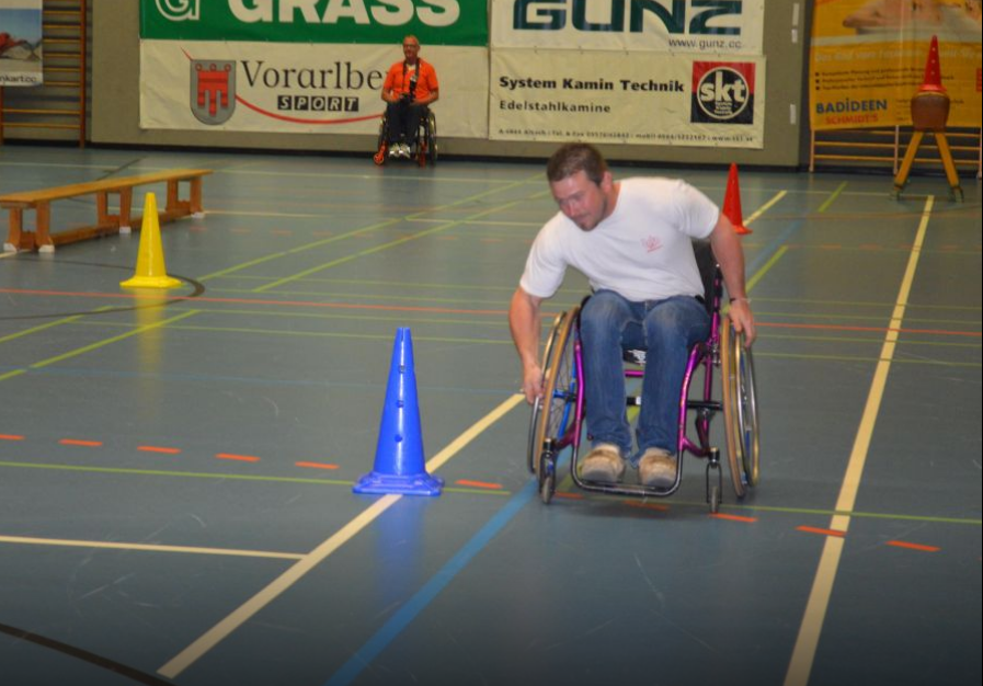 Beim Parallelslalom können auch Nichtbehinderte ihr Können im Rollstuhl unter Beweis stellen. 