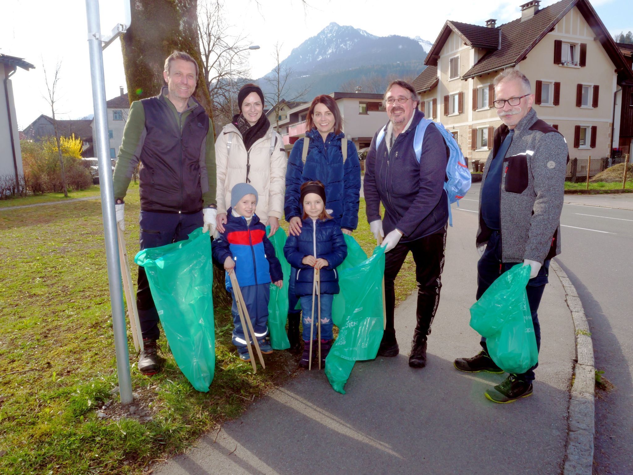 Gemeinderat Robert Schöch hatte in der Alten Landstraße zahlreiche Mithelfer.