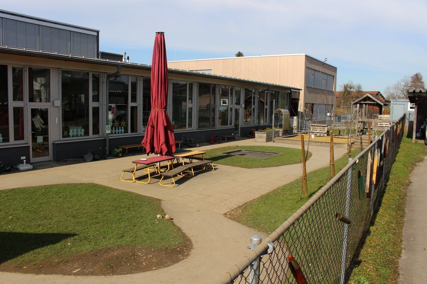 Schon jetzt platzt der Kindergarten aus allen Nähten – vorausschauend auf den zu erwartenden steigenden Bedarf wurde jetzt ein Zubau (rechts im Hintergrund) erstellt.