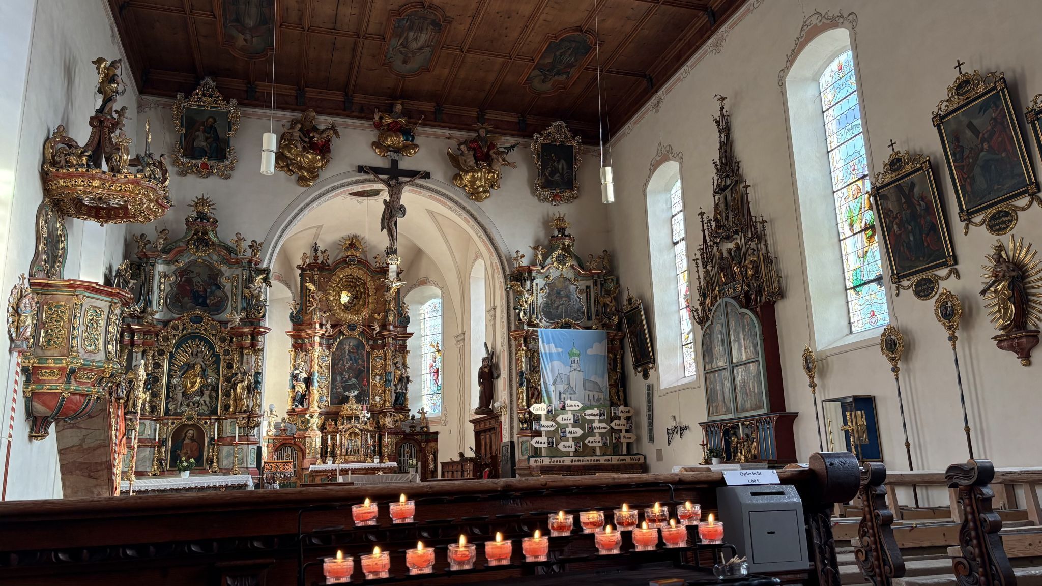 Die Innenausstattung gilt als Vorzeigewerk des Tiroler Bildhauers Andreas Kölle (1680 - 1755) aus Fendels