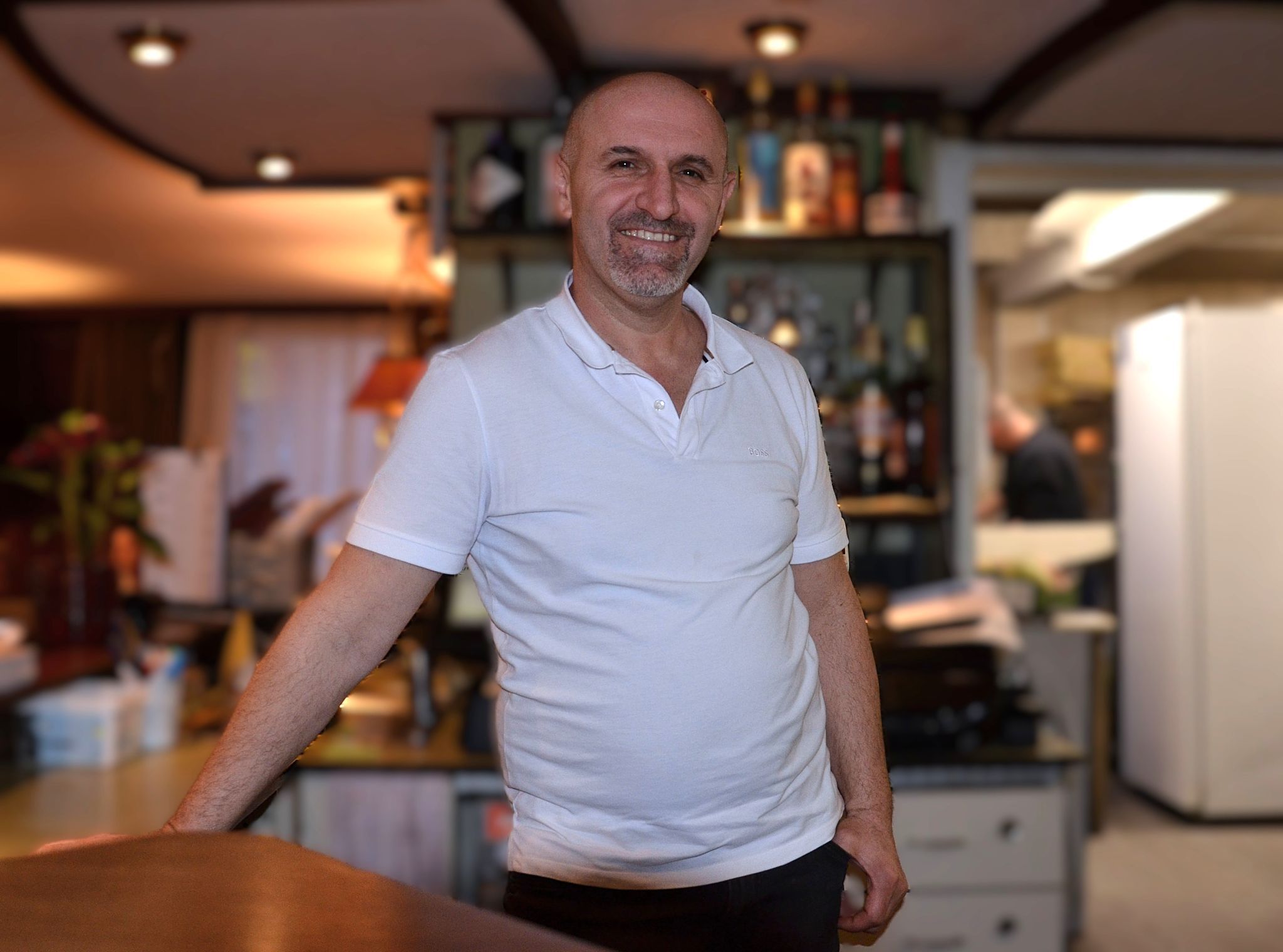 Der Geflüchtete aus dem Kosovo hat es vom Tellerwäscher zum Chef geschafft. HRJ