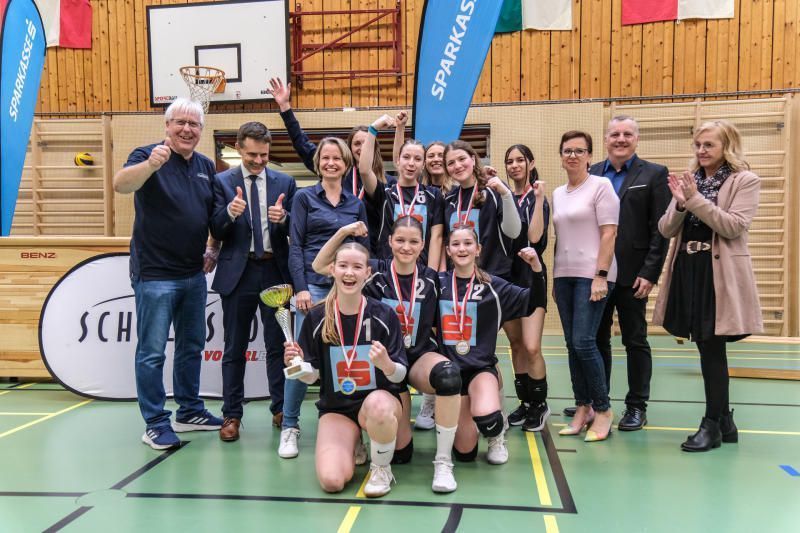 SMS Nüziders jubelt über Landestitel im Volleyball mit vielen Gratulanten.