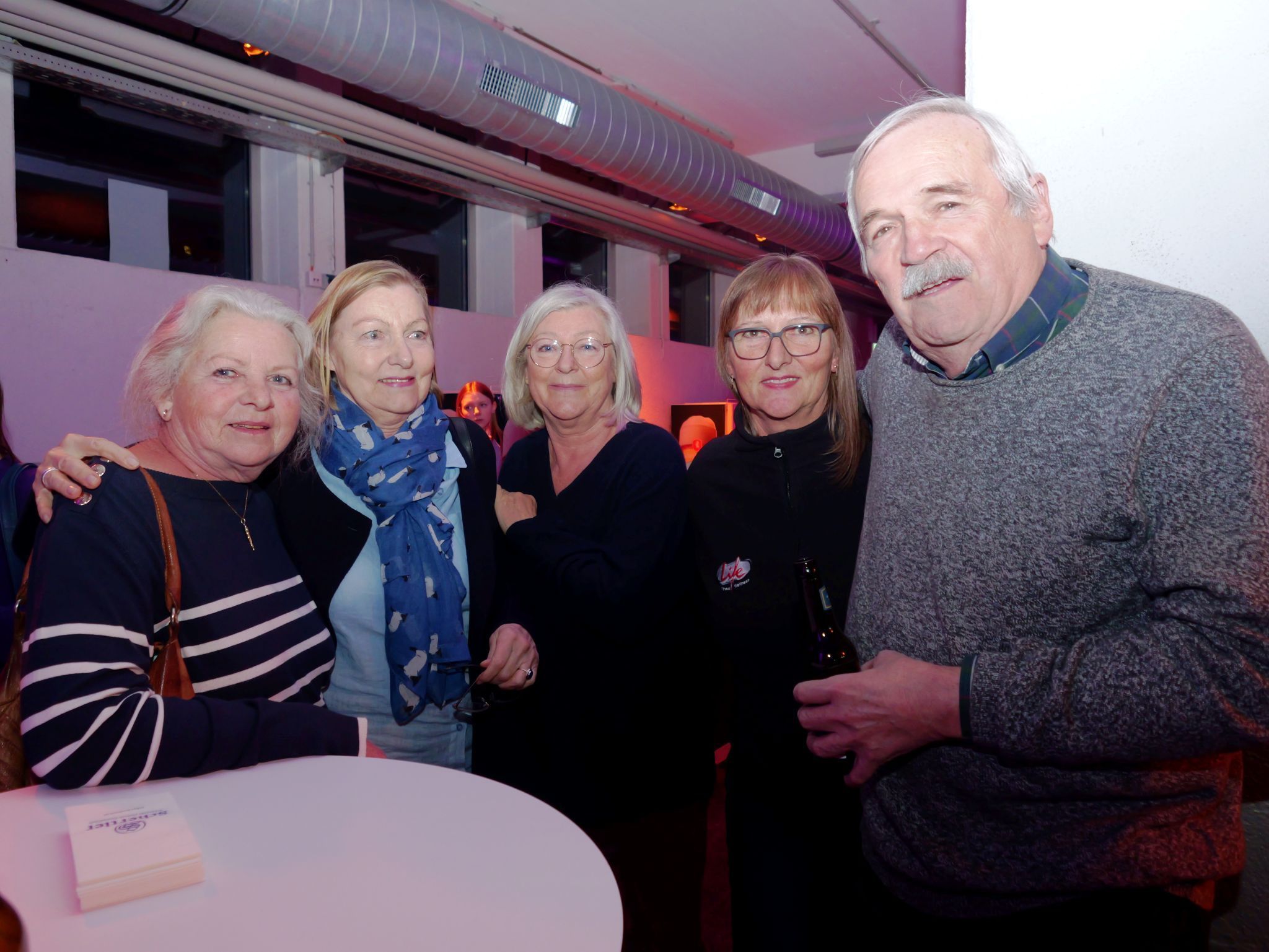 Die begeisterten Zuschauer feierten die gelungene Theaterpremiere im Alten Hallenbad.