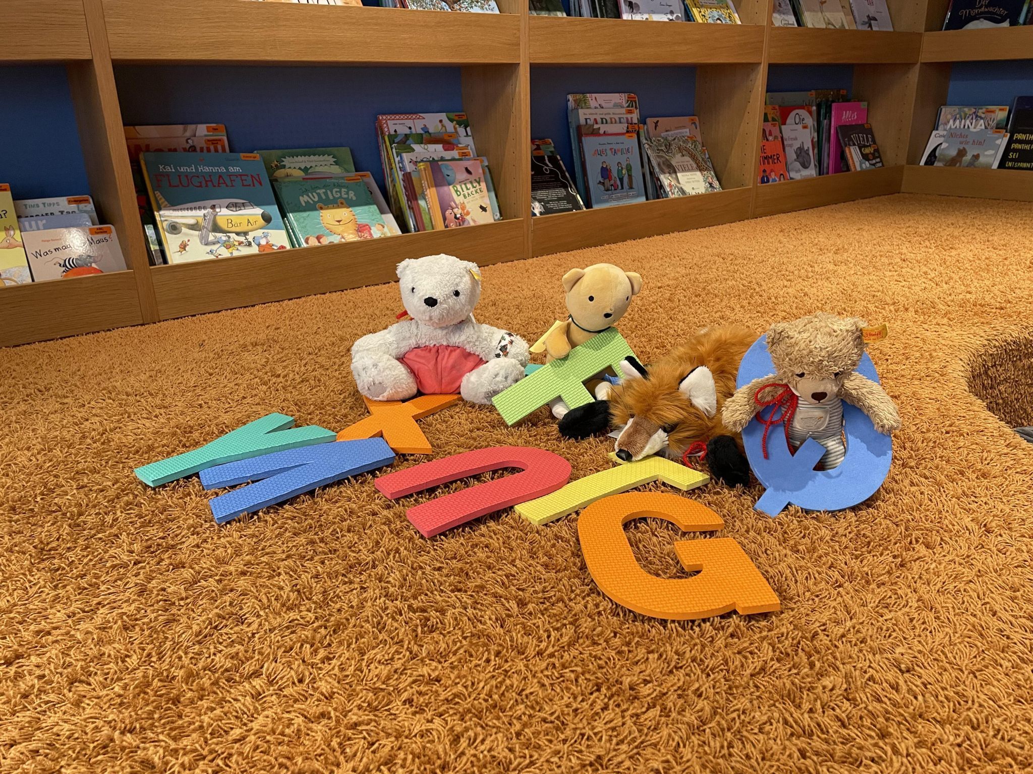 Die Kuscheltiere trieben allerlei Schabernack und klauten Buchstaben aus den Büchern.