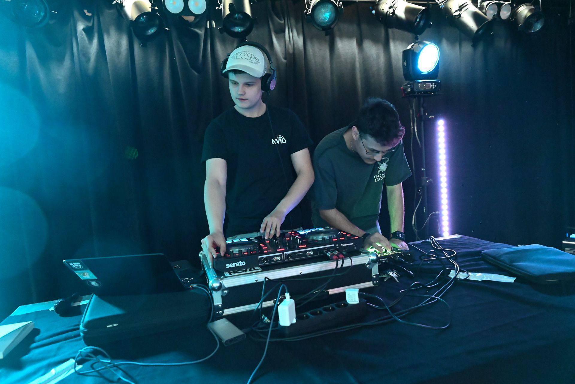 DJ Nvio und Kollege Raphael bei den letzten Vorbereitungen. 