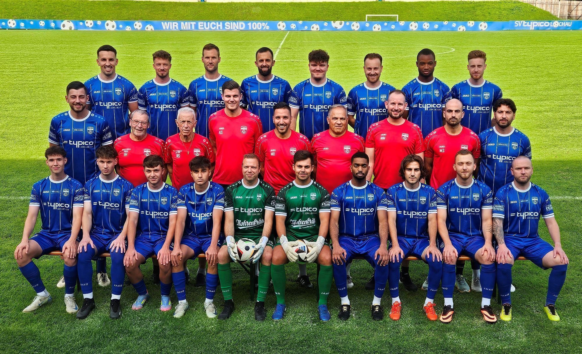 SV typico Lochau – Kader der Kampfmannschaft 2025/2026: 1. Reihe von links: David Eberle, Simon Eberle, Enes Aktuna, Ismail Bozbiyk, Fabio Pfleger, Sandro Eichhübl, Nelson Votu, Mete Dastan, Marcel Ladinek, Raphael Mathis; 2. Reihe von links.: Egon Haag (Obmann), Fabio Feldkircher, Georg Herrmann (Physiotherapeut), Roland Schlattinger (Betreuer), Andreas Simma (Co-Trainer), Metin Batir (Trainer), Hanno Trotter (Tormanntrainer), Michael Maas (Physiotherapeut), Martin Ströbele (Athletiktrainer), Melih Erdogan; 3. Reihe von links: Robin Lhotzky, Alexander Rundstuck, Dennis Kloser, Kristijan Dulabic, Fabian Dominikovic, Kevin Prantl, Osahenmwenda Amenaghawon, Patrick Prantl. Es fehlen: Luca Forster, Benjamin Kaufmann, Haris Bibic, Eldar Mehmedovic, Guilherme Junio da Silva und Nicolas Messmer.