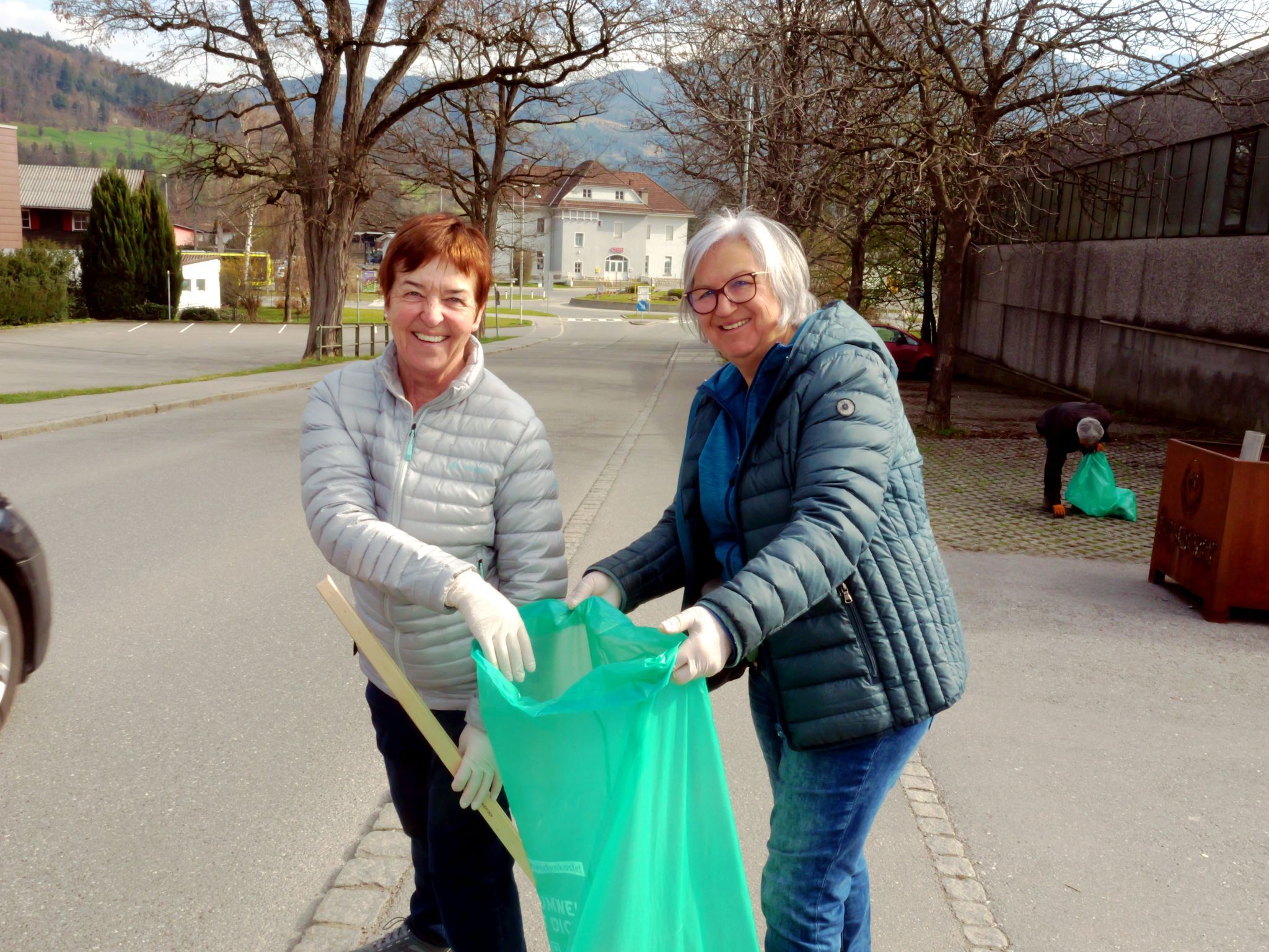 Auch Katharina und Margret vom Männer- und Frauenchor Frastanz halfen mit.