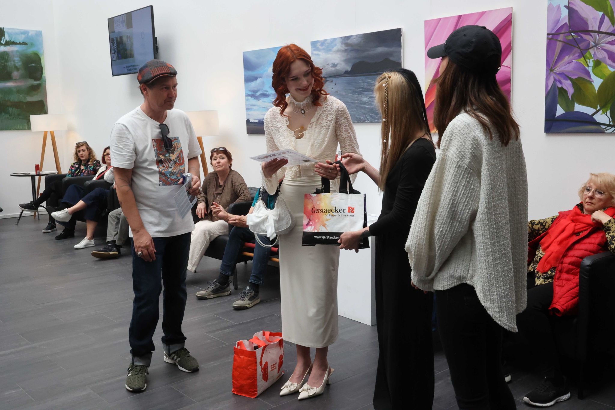 Übergabe des Gerstaecker-Gutscheins.