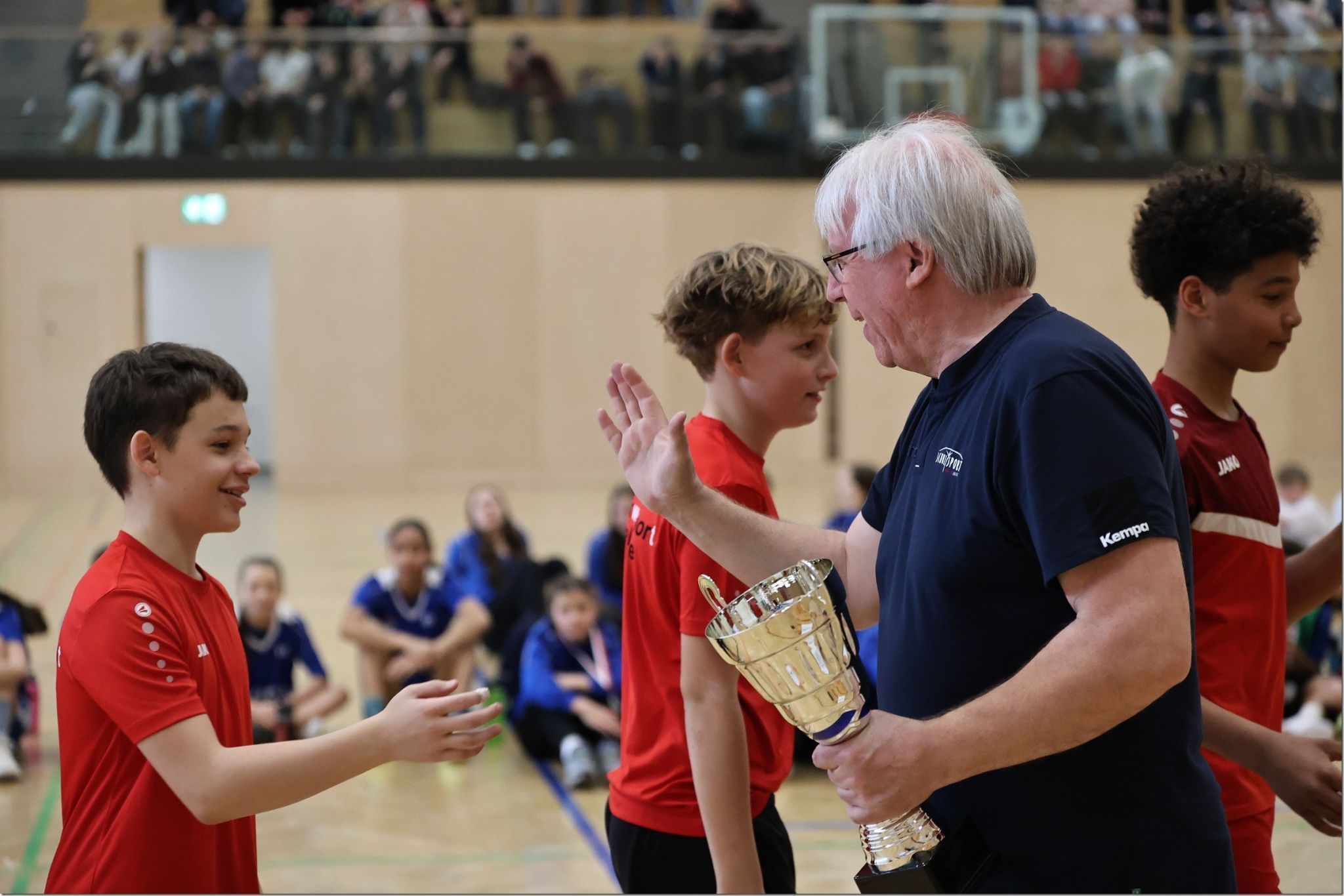 Gratulant Christoph Neyer übergab die Pokale.