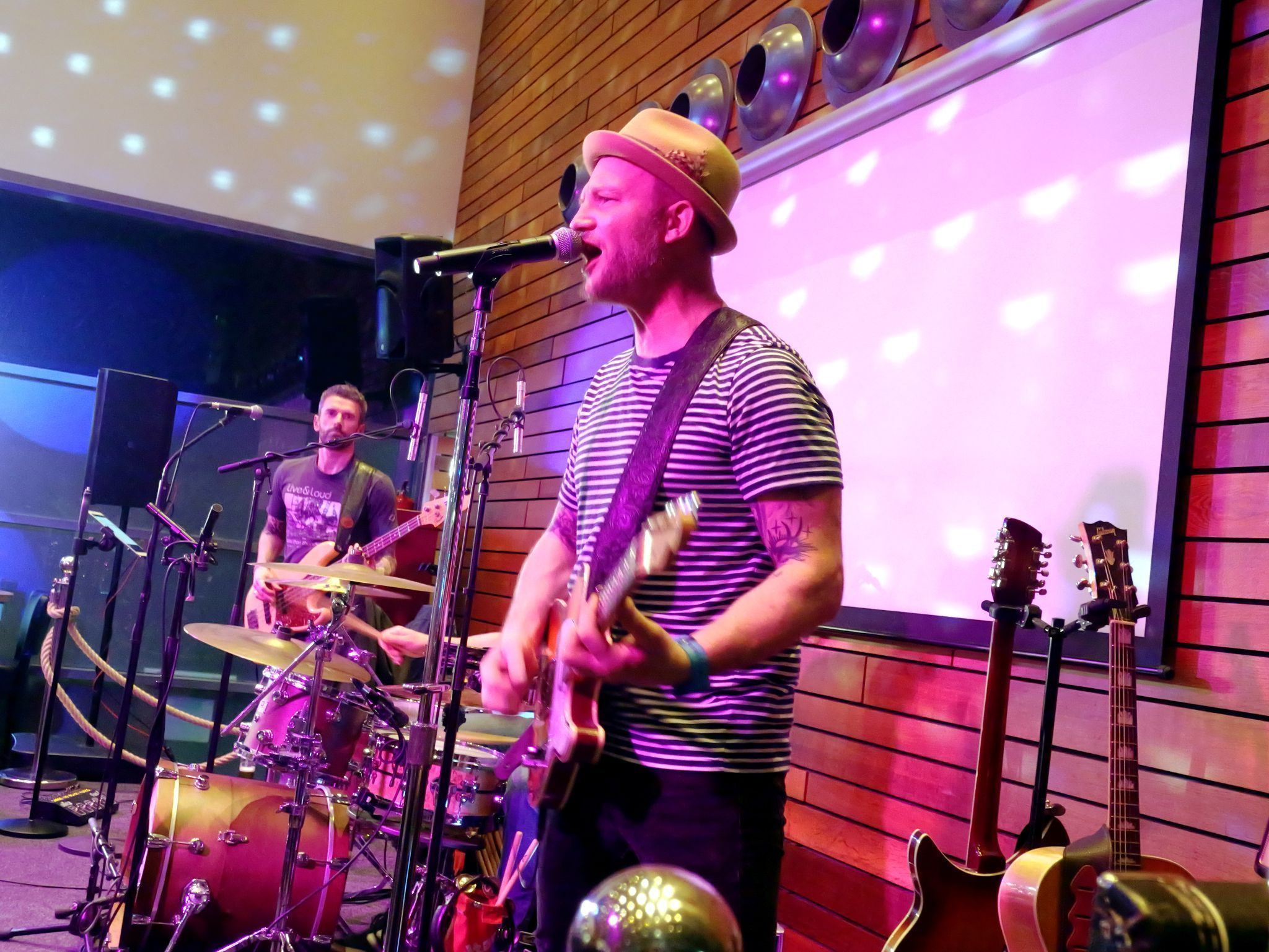 Partystimmung im Rösslepark: „Moose Crossing“ begeisterten beim Frühjahrs-Rundklang mit Hits von den Beatles bis Bruce Springsteen.