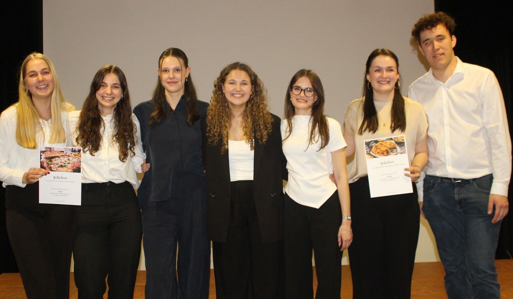 Die besten Arbeiten der Höheren Lehranstalt für Tourismus, v. l.: Tamara Moosbrugger und Leonie Monsomo (2. Platz Superfood Hanf), Eva Madlener, Ella Dür und Annika Steurer (1. Platz, Brainola, das Superfood-Frühstück), Helena Albrecht und Florian Bereuter (3. Platz, Saure Biene).