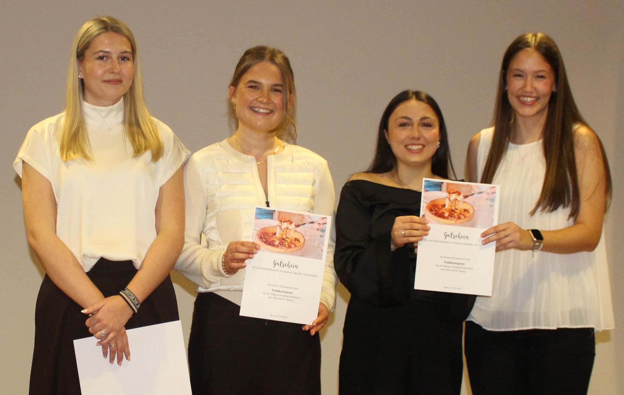 Die Ex-aequo-Favoriten des Publikums, das den ersten Preis Janina Feurstein und Lena-Maria Kaufmann für ihr Pilzprojekt sowie Sultan Simsek und Verena Nardin (v. l.) für das Nachhilfekonzept vergaben. PETER STRAUSS