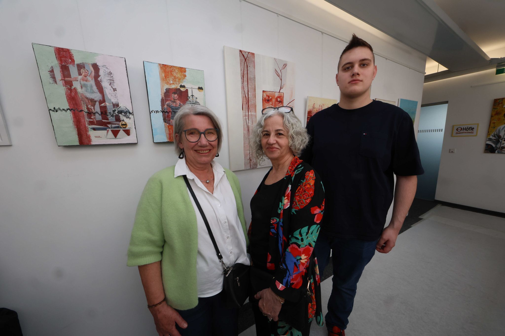 Küsntlerinnen Andrea Häfele und Hürriyer Keskin mit Marcell Dergez.