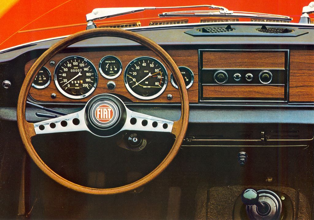 Arbeitsplatz mit Stil: Mit dem Nussholz-Armaturenbrett und fünf chromgefassten Rundinstrumenten verbindet der Fiat 124 Sport damals wie heute Oberklasse-Ambiente mit robuster Großserien-Technik