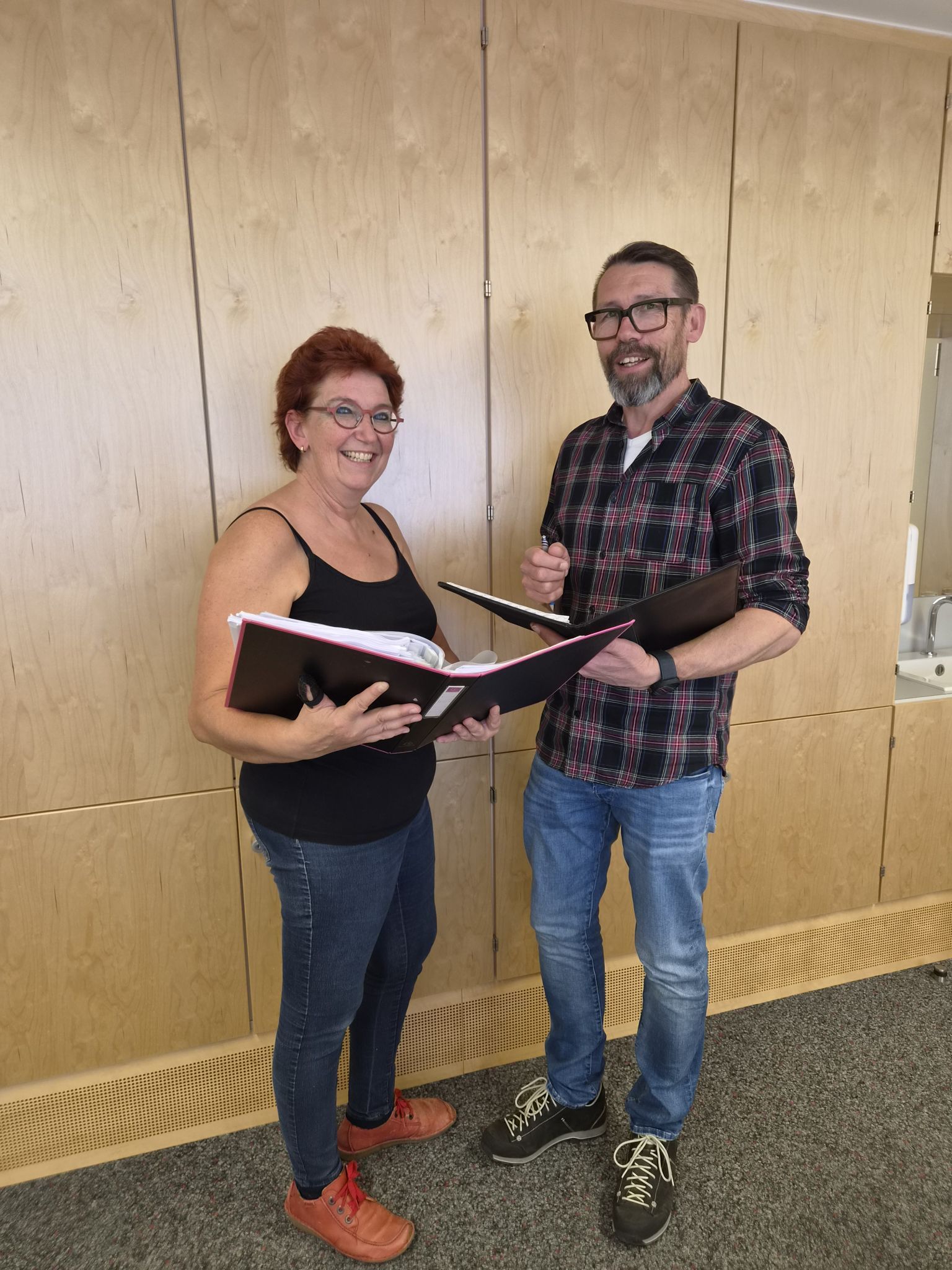 Projektleiterin Judith Moosbrugger und Schuldirektor Andreas Mäser.