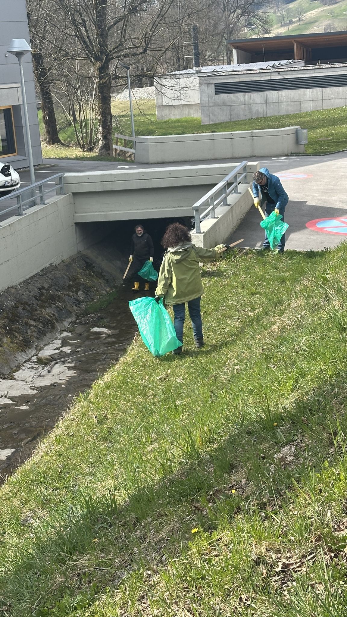 Frewillige Helferinnen und helfer im Einsatz.