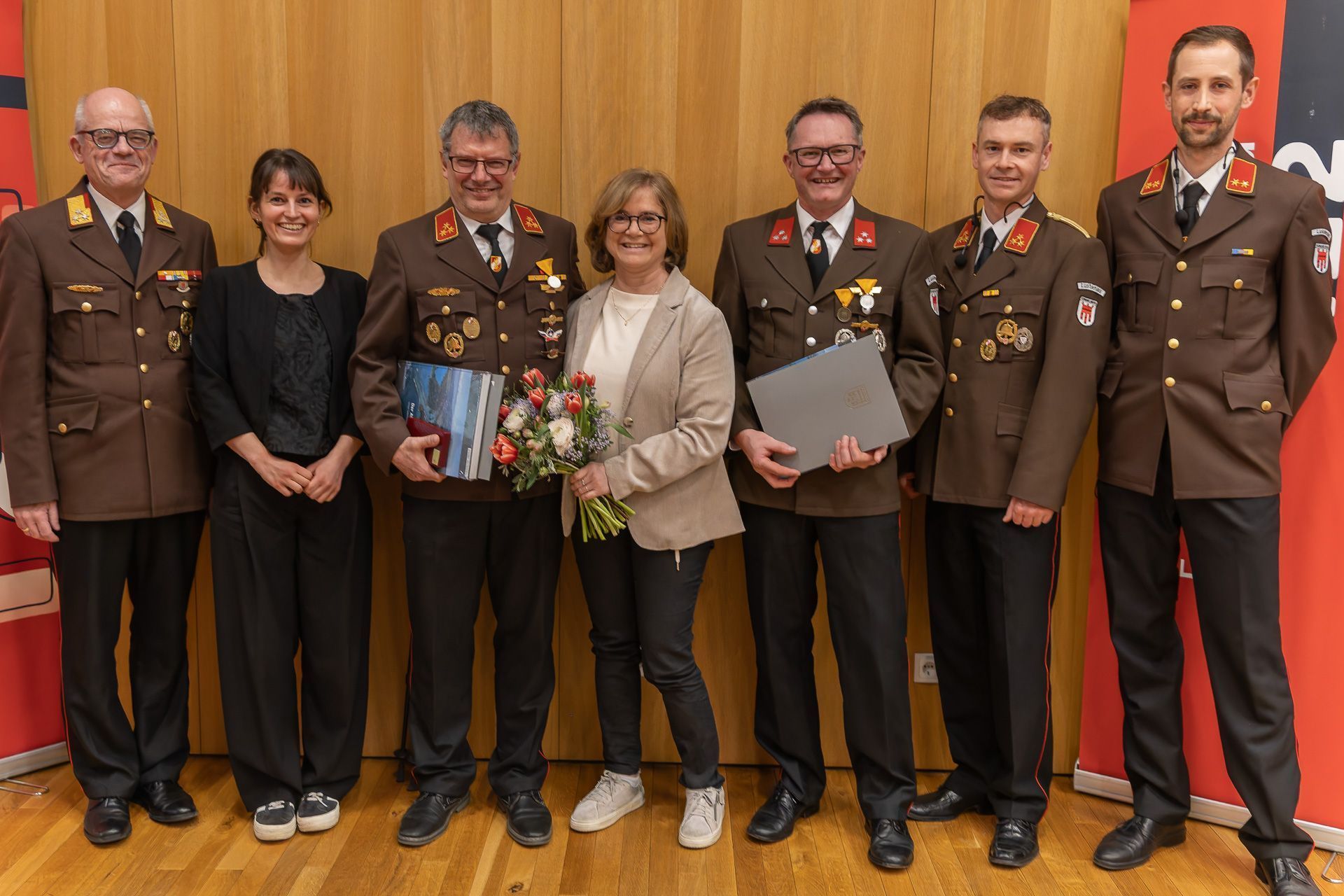 Dietmar Hollenstein und Timo Kathrein erhielten für die 40-jährige Mitgliedschaft die silberne Auszeichnung. (Quelle: Feuerwehr Lustenau)