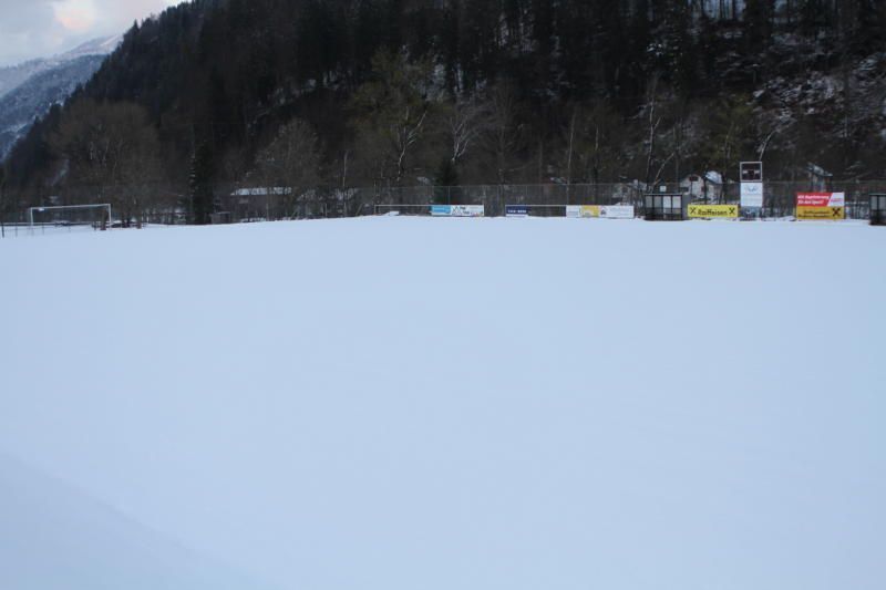 Der Hauptplatz ist noch mit Schnee bedeckt. 