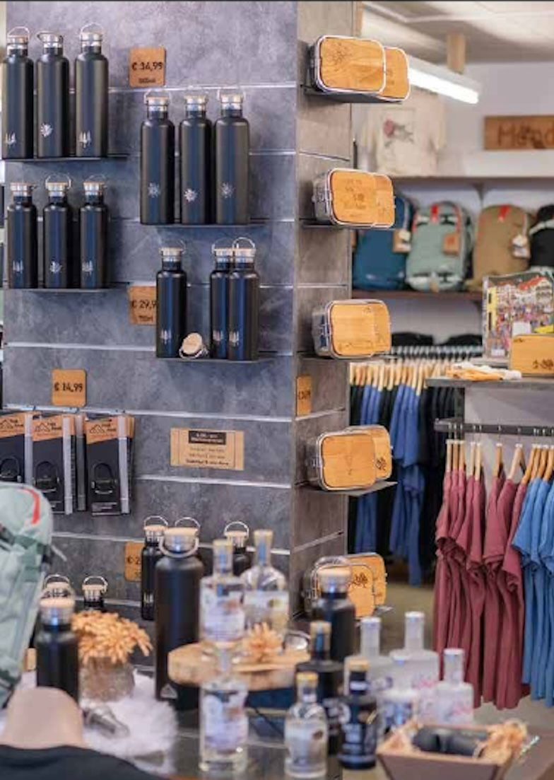 Im Geschäft (und online) könne verschieden Produkte wie z.B. Trinkflaschen oder Jausenbüchsen mit einer Gravur individualisiert werden.