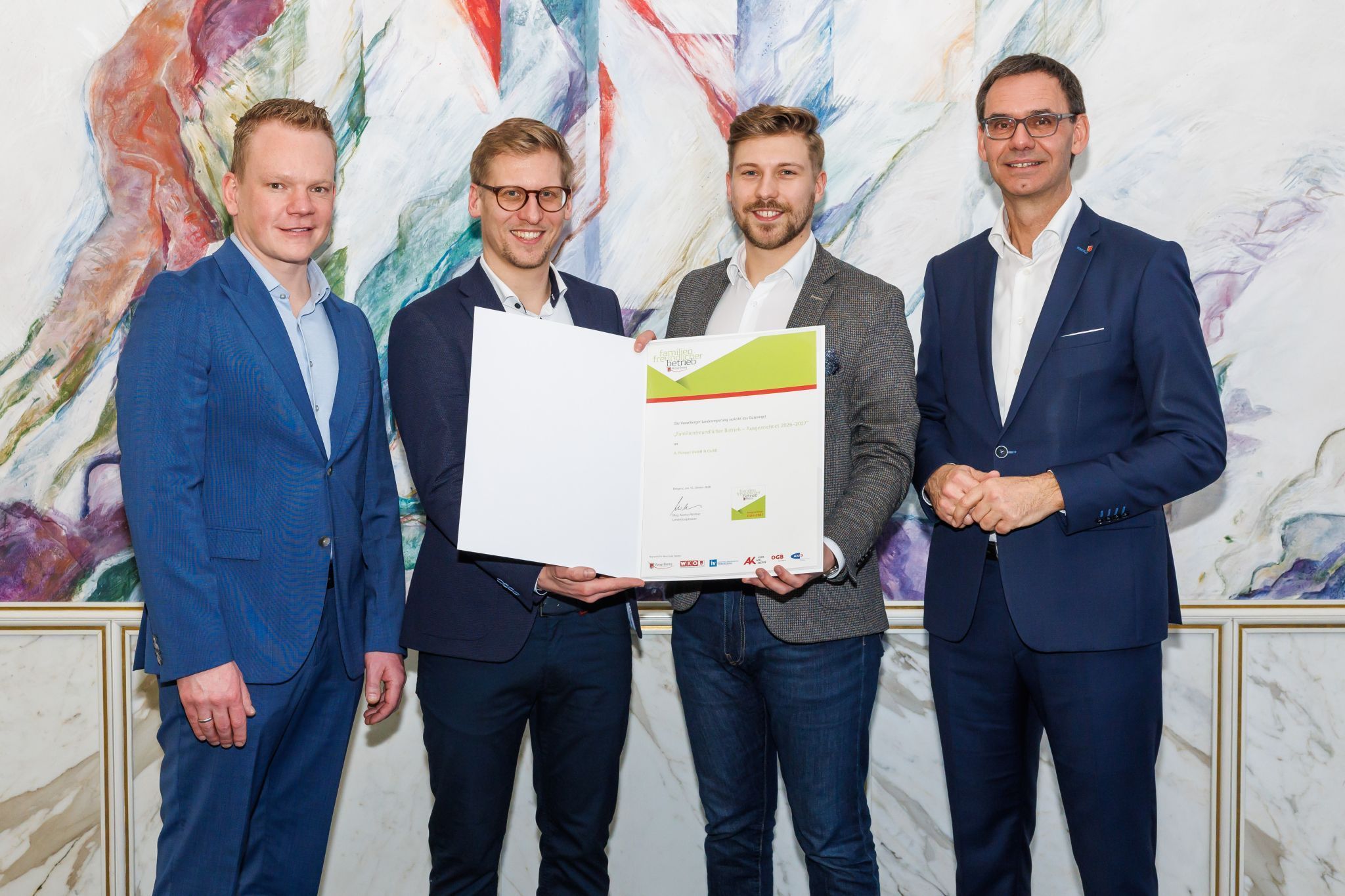 Verleihung: links Helmur- rechts Wolfgang Flach Foto: Land Vorarlberg-B. Hofmeister