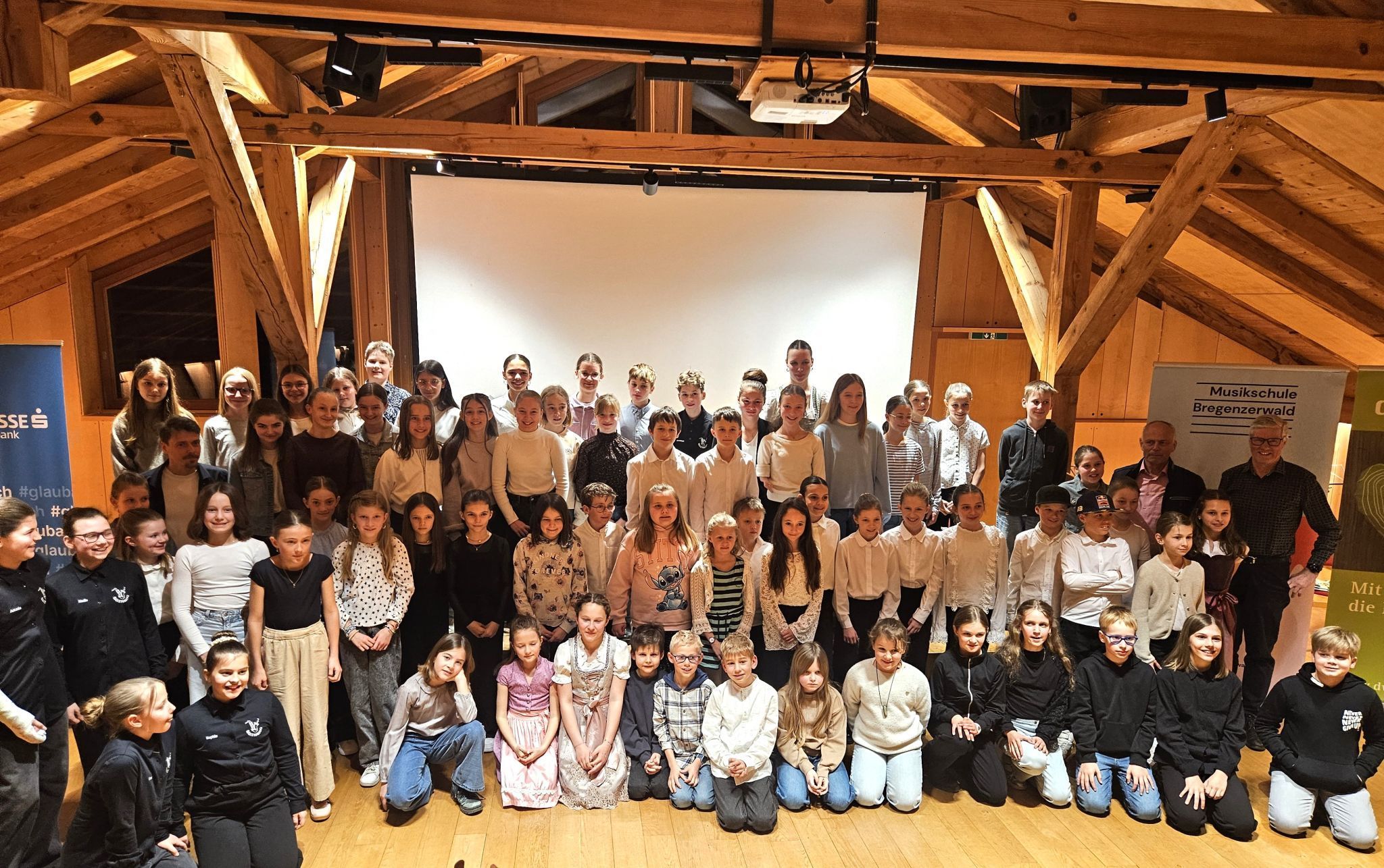 Zum Abschlussbild formierten sich alle Teilnehmerinnen und Teilnehmer auf der Bühne.