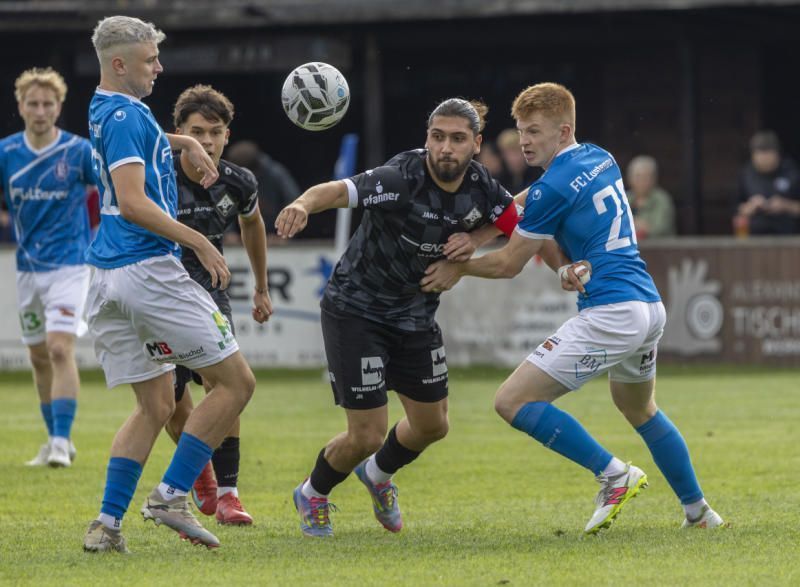 Altach Juniors Kapitän Salih Muslioski im Zweikampf mit zwei FC Lustenau Spielern.Szene aus dem Hinspiel.VN-PAULITSCH