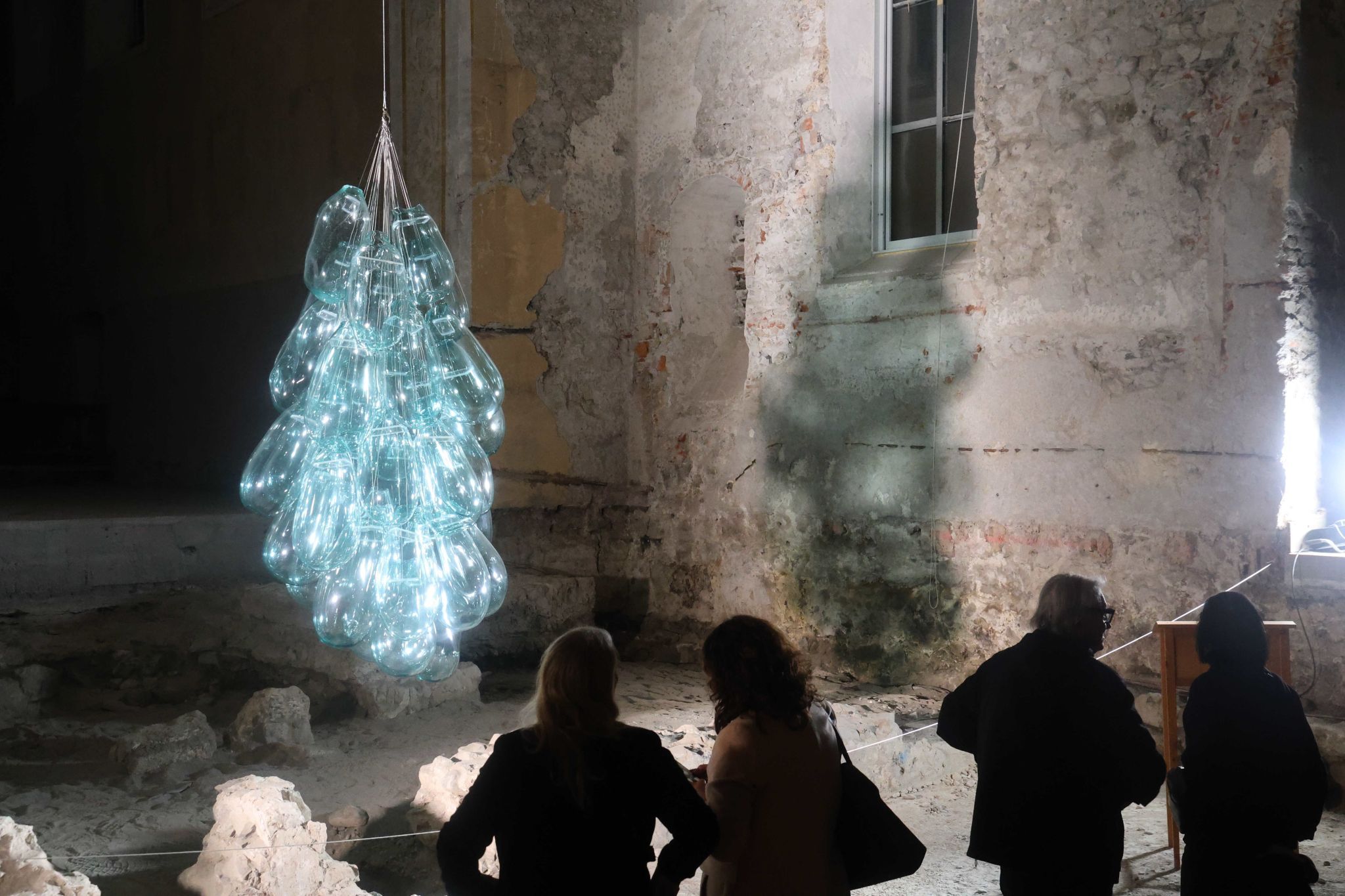 Betrachter:Innen zeigt sich auch der Schatten der Skulptur.