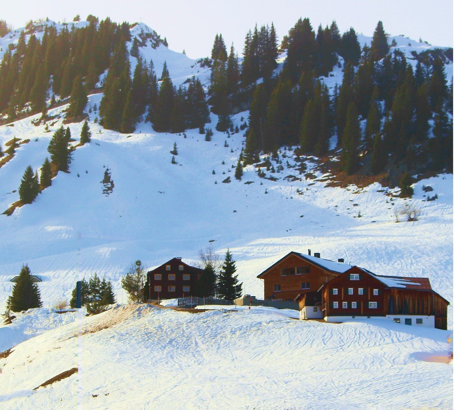 Seit Generationen ist der Ortsteil Wolfegg Heimat der Familie Moosbrugger, die hier auch touristische Akzente für Warth gesetzt hat. Zwischen den alten Häusern setzt Carolin diese Tradition mit dem Cafè/Bistro in einem modernen Haus, das auch sechs stilvolle Appartements bietet, fort.