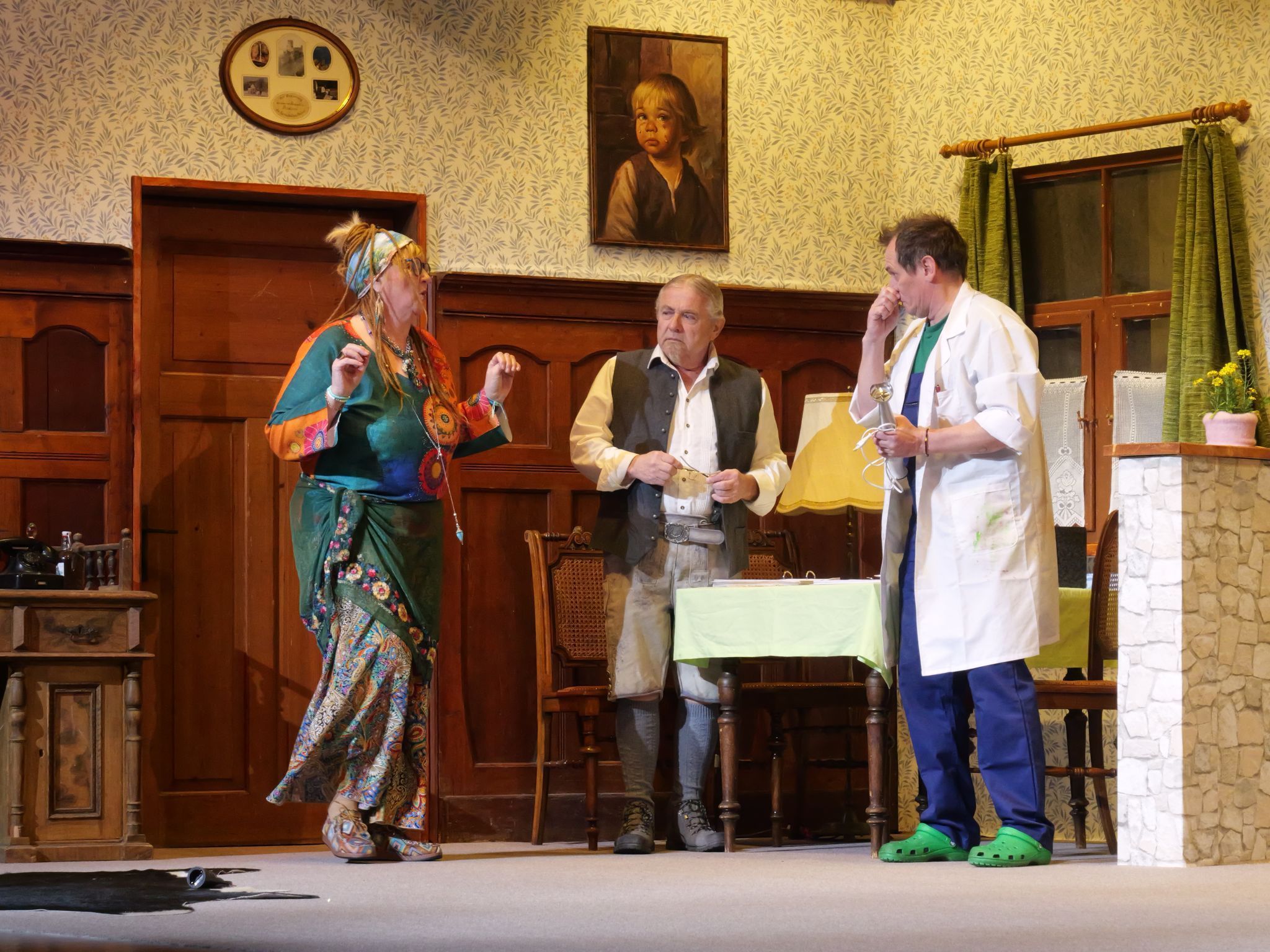 Das Ensemble der Fraschtner Bühne sorgt im Adalbert-Welte-Saal für beste Unterhaltung.