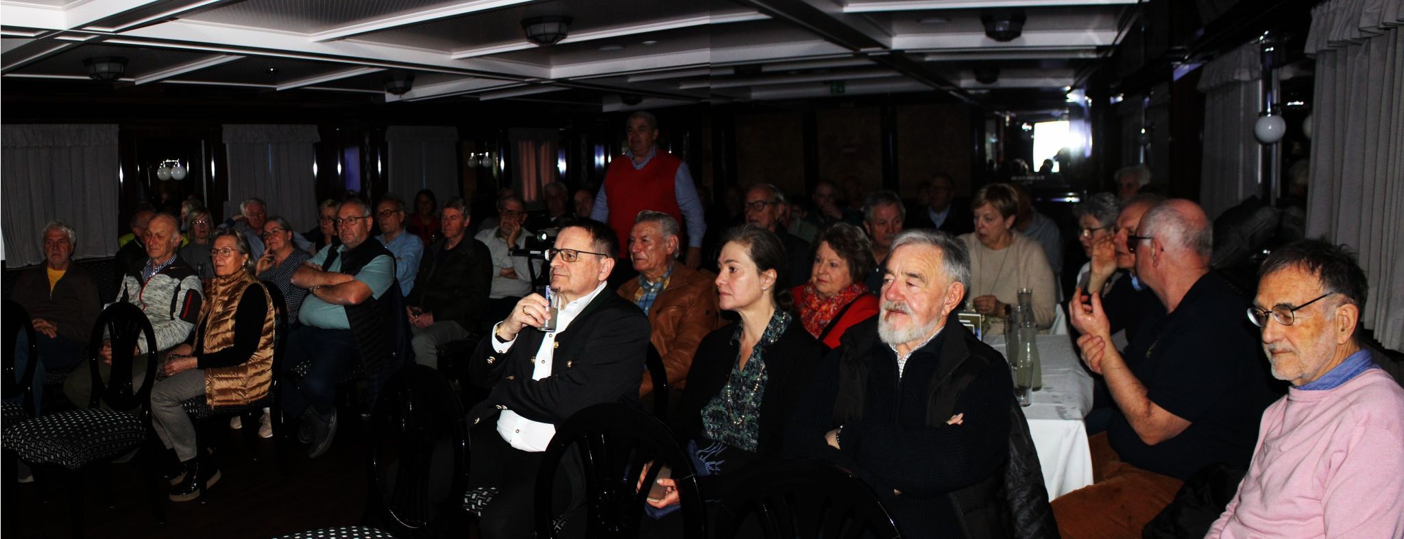 Der Vortrag stieß auf großes Interesse, der Salon auf der Oesterreich war voll besetzt. Am 10. April gibt es an gleicher Stelle eine Wiederholung.