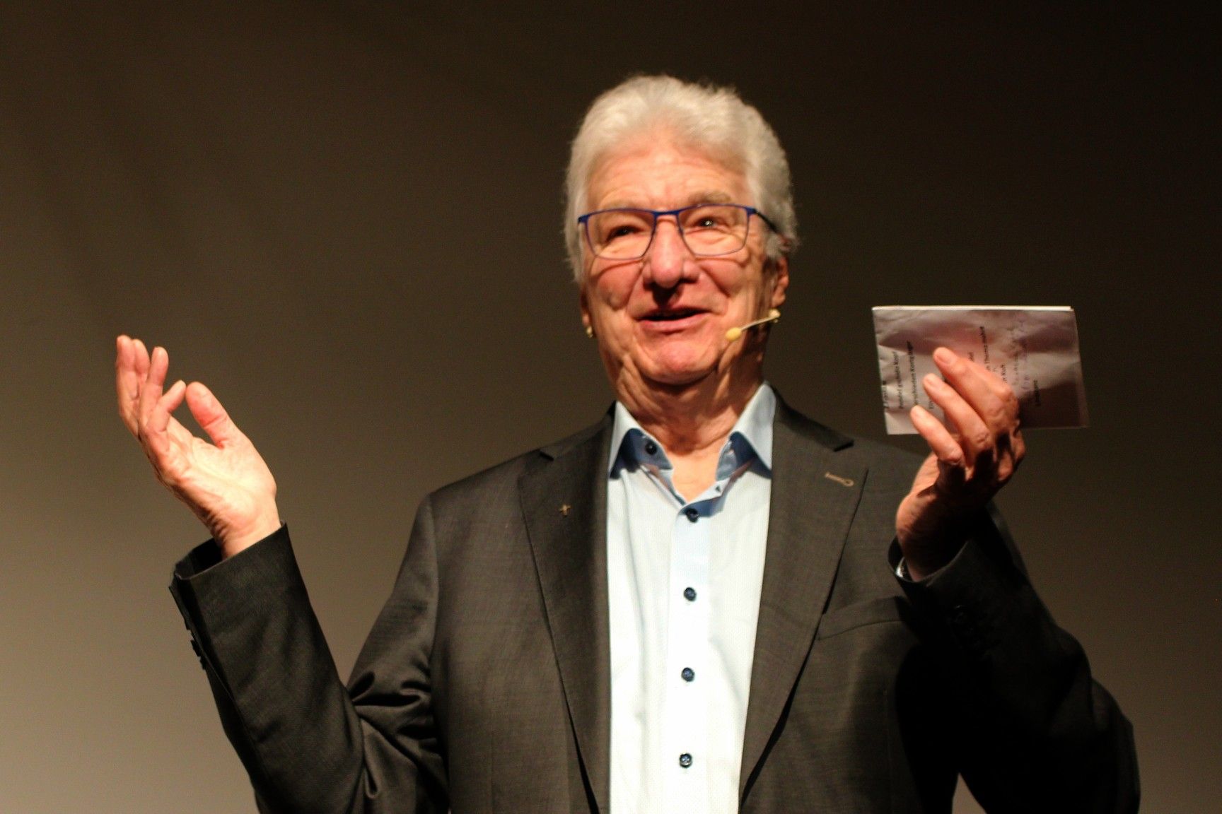 Da können Hanskaspas Enkel noch so frostig von der Winterzeit singen und auch noch „Ich geh mit meiner Laterne“ nachlegen – wenn Rudl Bischof aus dem Nähkästchen plaudert, dann wird dem Publikum warm ums Herz.