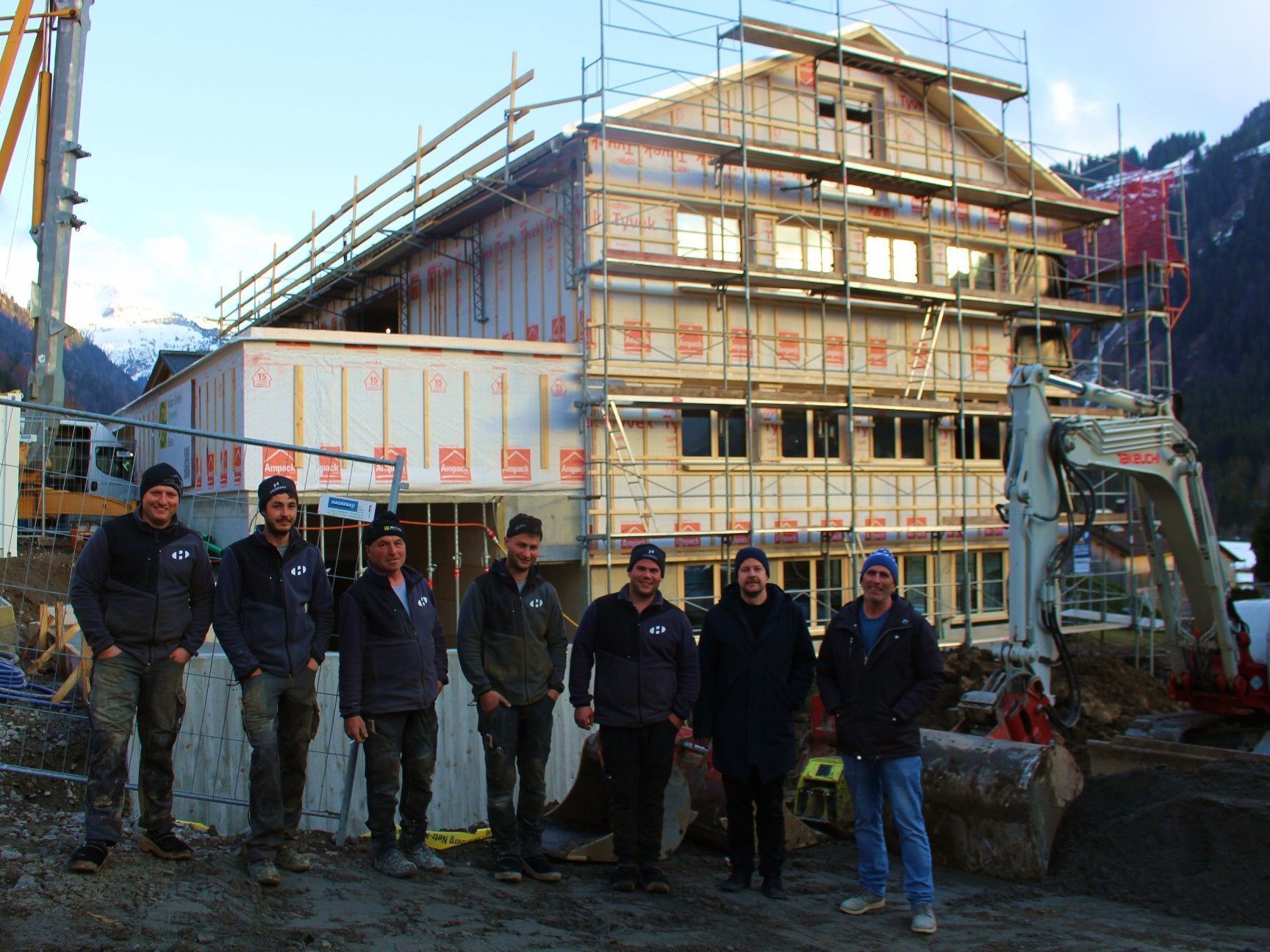 Die Firstfeier ist nach altem Brauch das Fest der Zimmerleute – üblicherweise werden aber auch andere Handwerker, die z. B. für das gemauerte Fundament zuständig waren, einbezogen.   