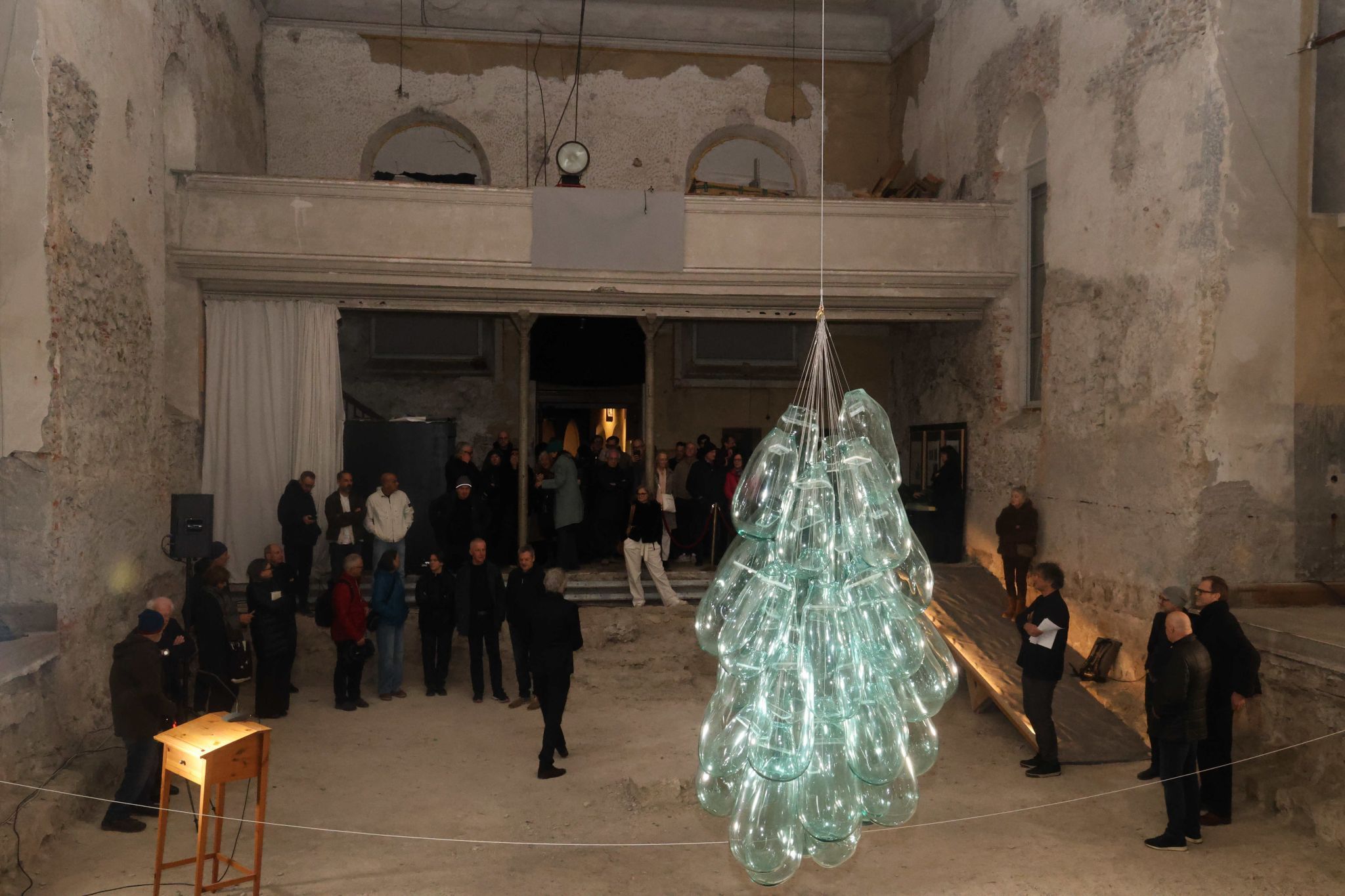 Glaskunstelemente aus Sand im Kirchenboden.