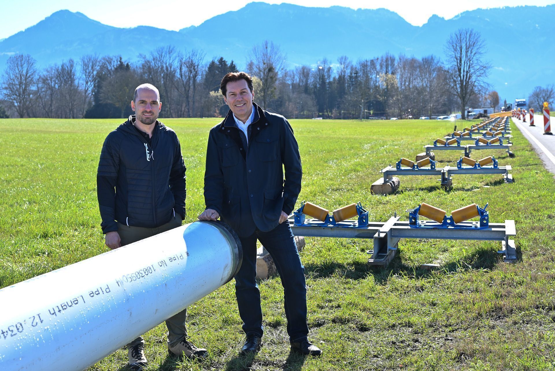 Wasserwerksleiter Lothar Isele und Vizebürgermeister Martin Fitz zeigen die neue Trinkwassertransportleitung, die entlang der Hohenemser Straße verlegt wird.