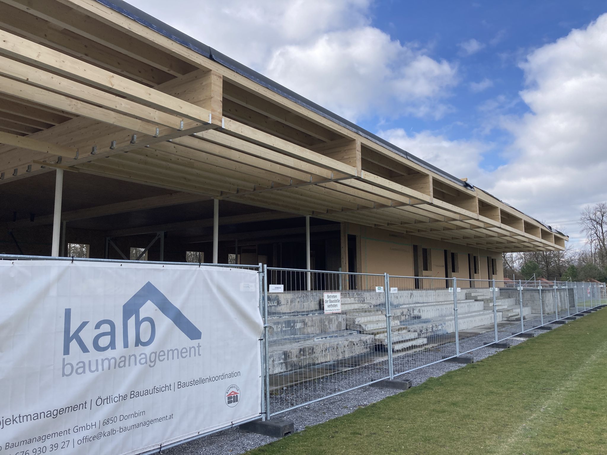Schritt für Schritt entsteht das neue Sportgebäude in Holzbauweise auf den bestehenden Fundamenten.