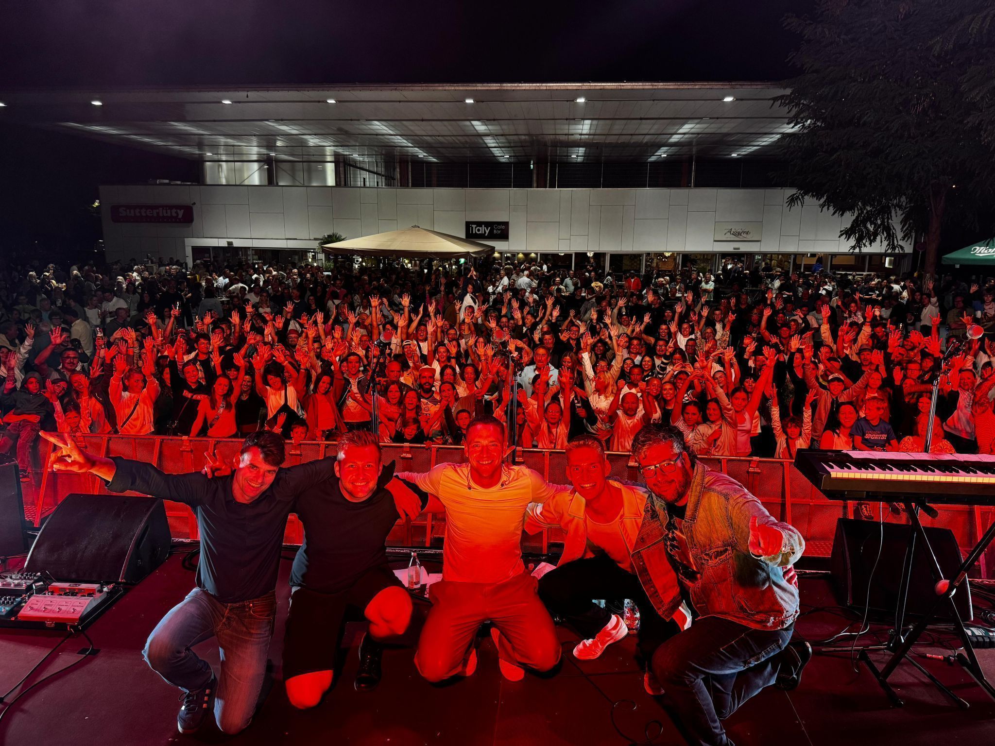 Zusammen auf der Bühne: Die Brüder Joshua und Noah Küng am blauen Platz in Lustenau.