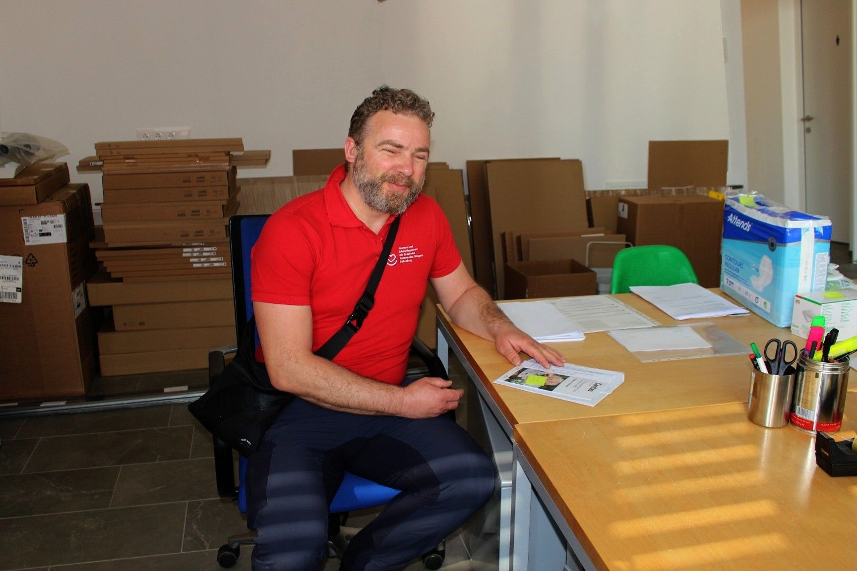 Noch stapeln sich im Büro des Kankenpflegevereins Unmengen von Schachteln mit Möbeln, doch bis Ostern möchte Obmann Edgar Hagspiel mit seinem Team die Dienststelle komplett eingerichtet haben.